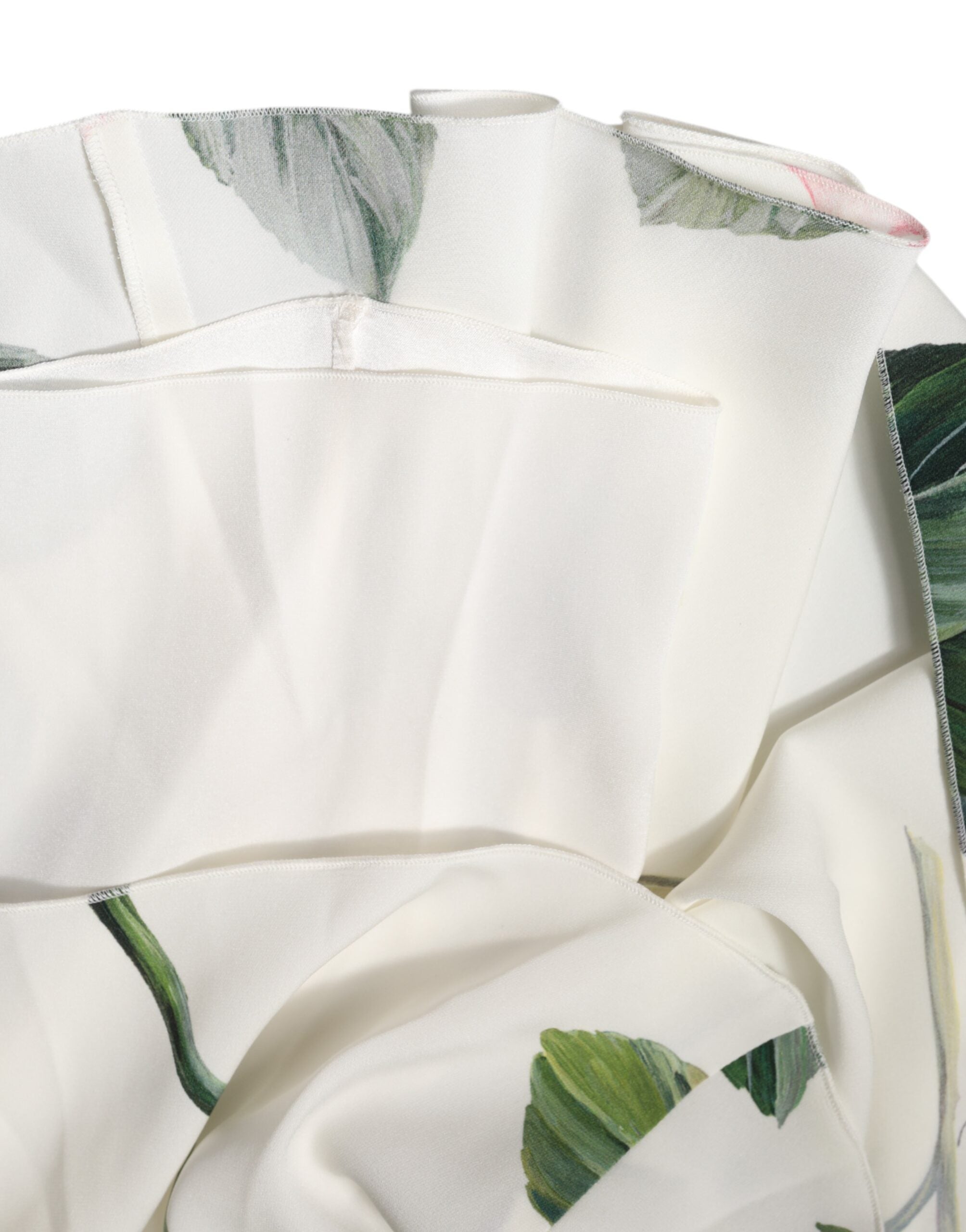 Robe longue midi blanche à fleurs, un seul épaule, de la marque Dolce & Gabbana, avec coupe ajustée et détails floraux élégants.