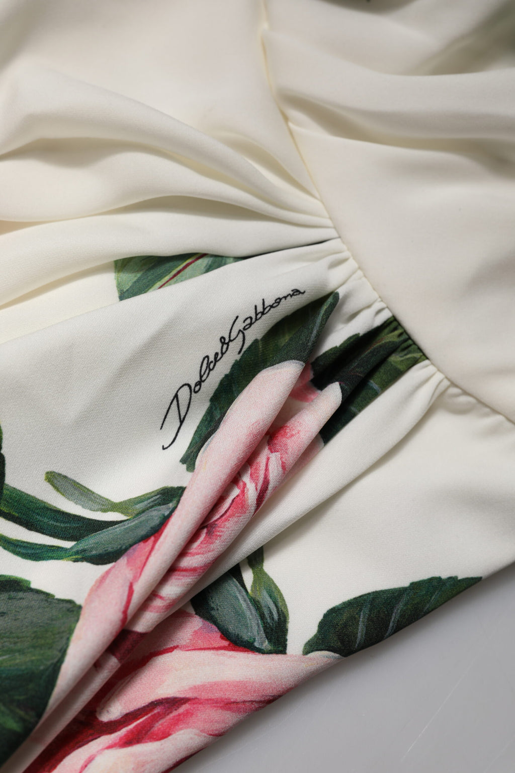 Robe midi blanche à épaules dénudées avec motif floral, style robe droite de Dolce & Gabbana, vue de face.