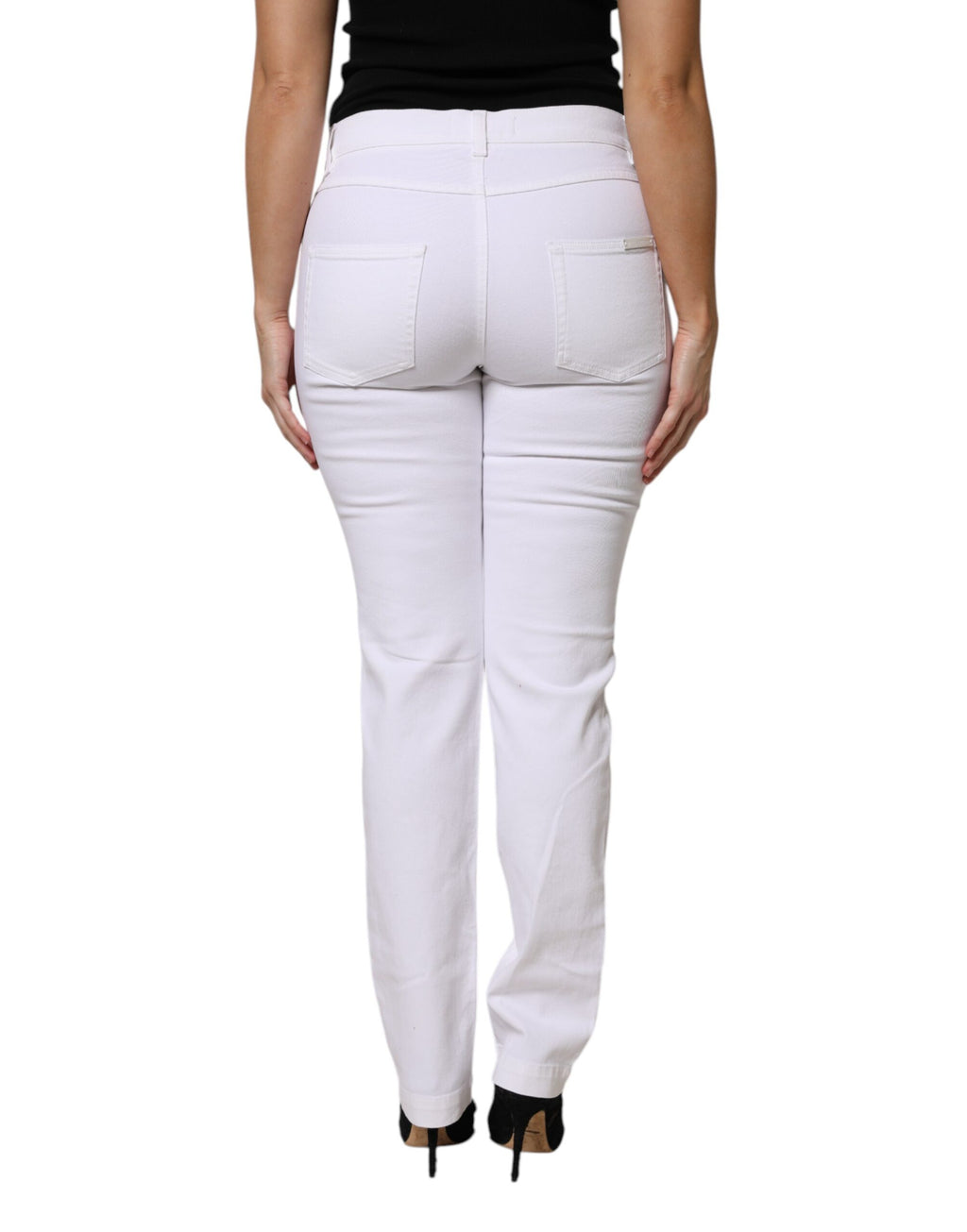 Jeans en denim blanc Dolce & Gabbana avec motifs floraux brodés et sequins, style girly, vue de face.