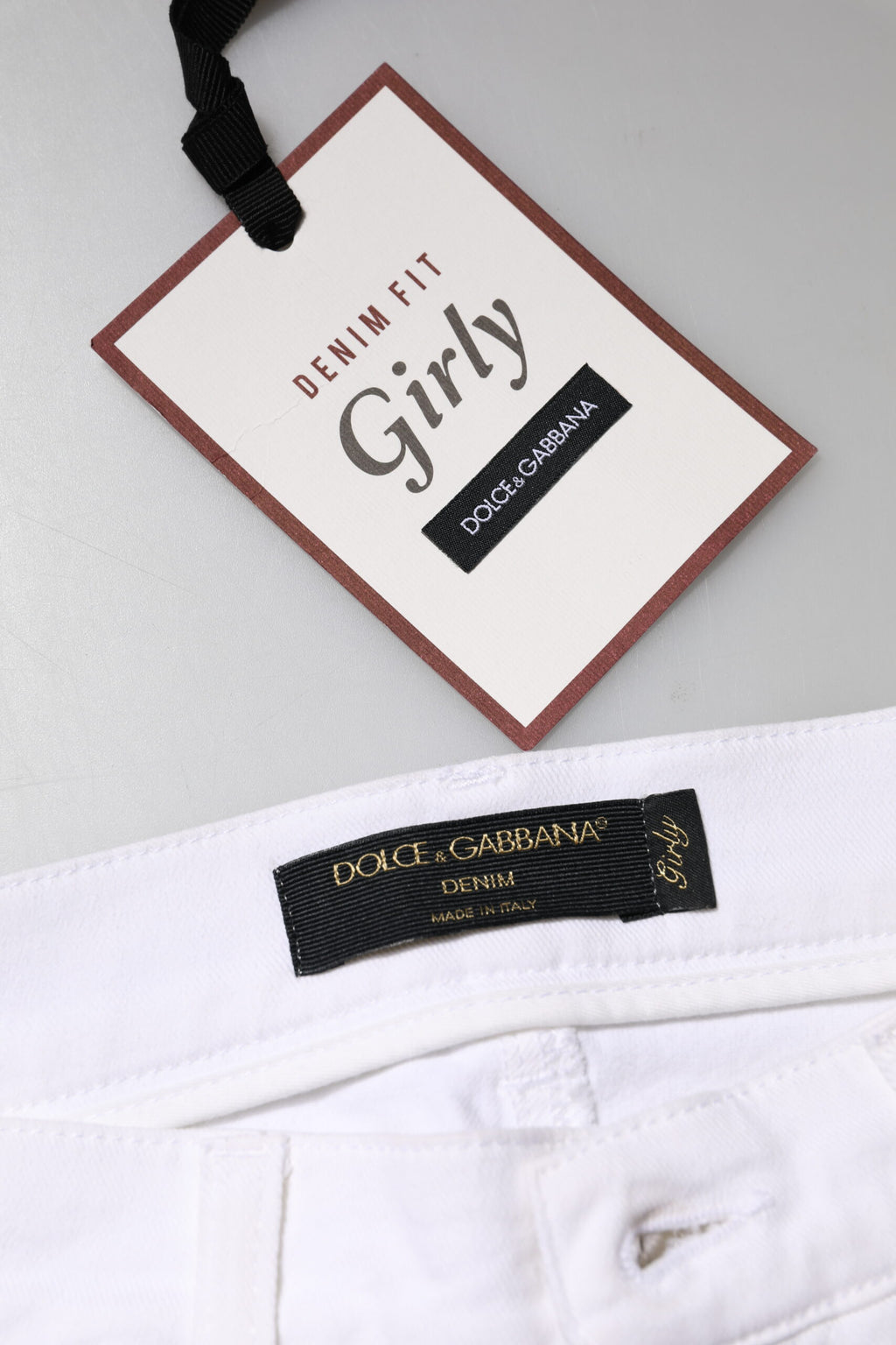 Jeans en denim blanc Dolce & Gabbana avec sequins floraux, style girly, pantalon tendance pour femmes.