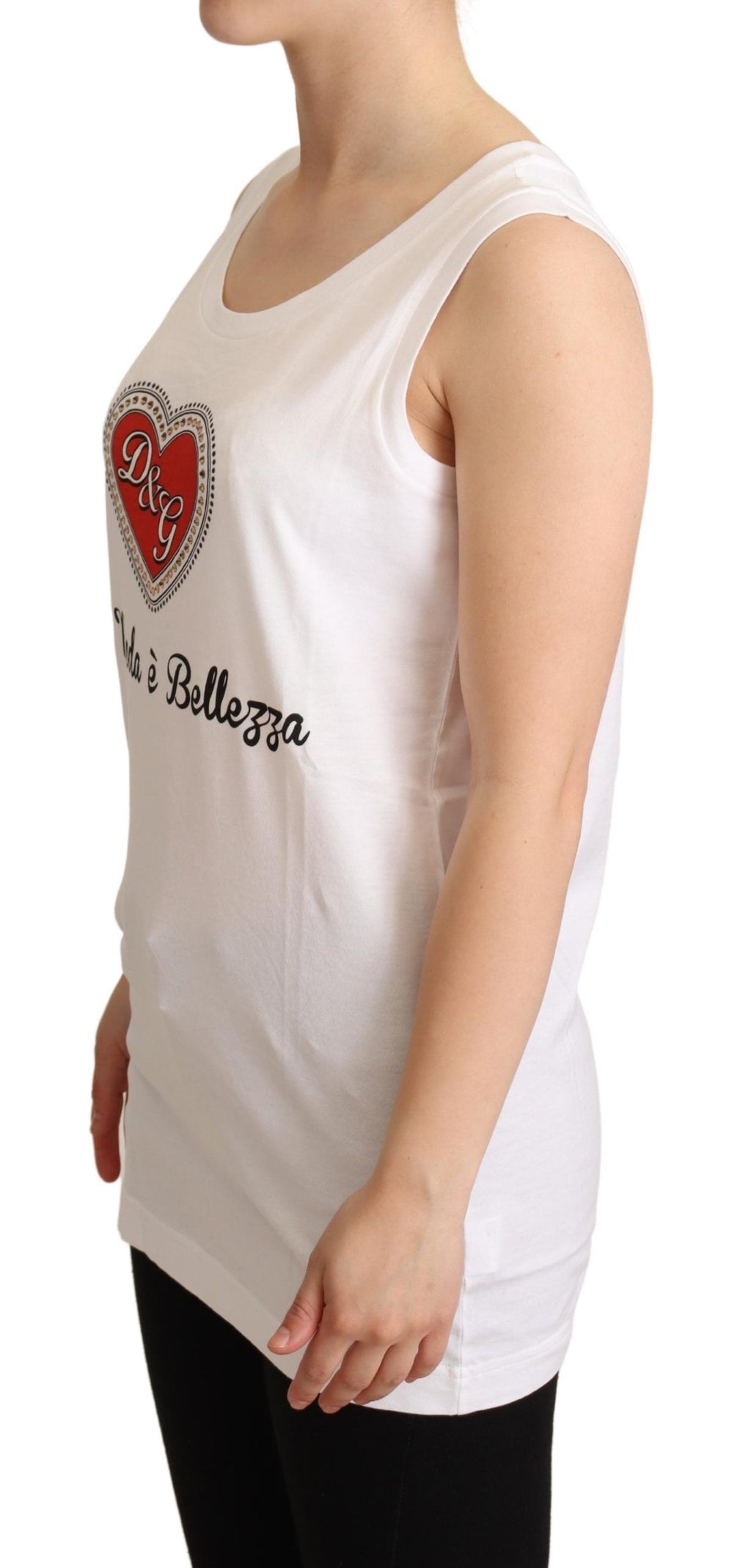 Débardeur blanc Dolce & Gabbana La Moda en cristal, ajusté, avec détails brillants et col rond visible sur le mannequin.