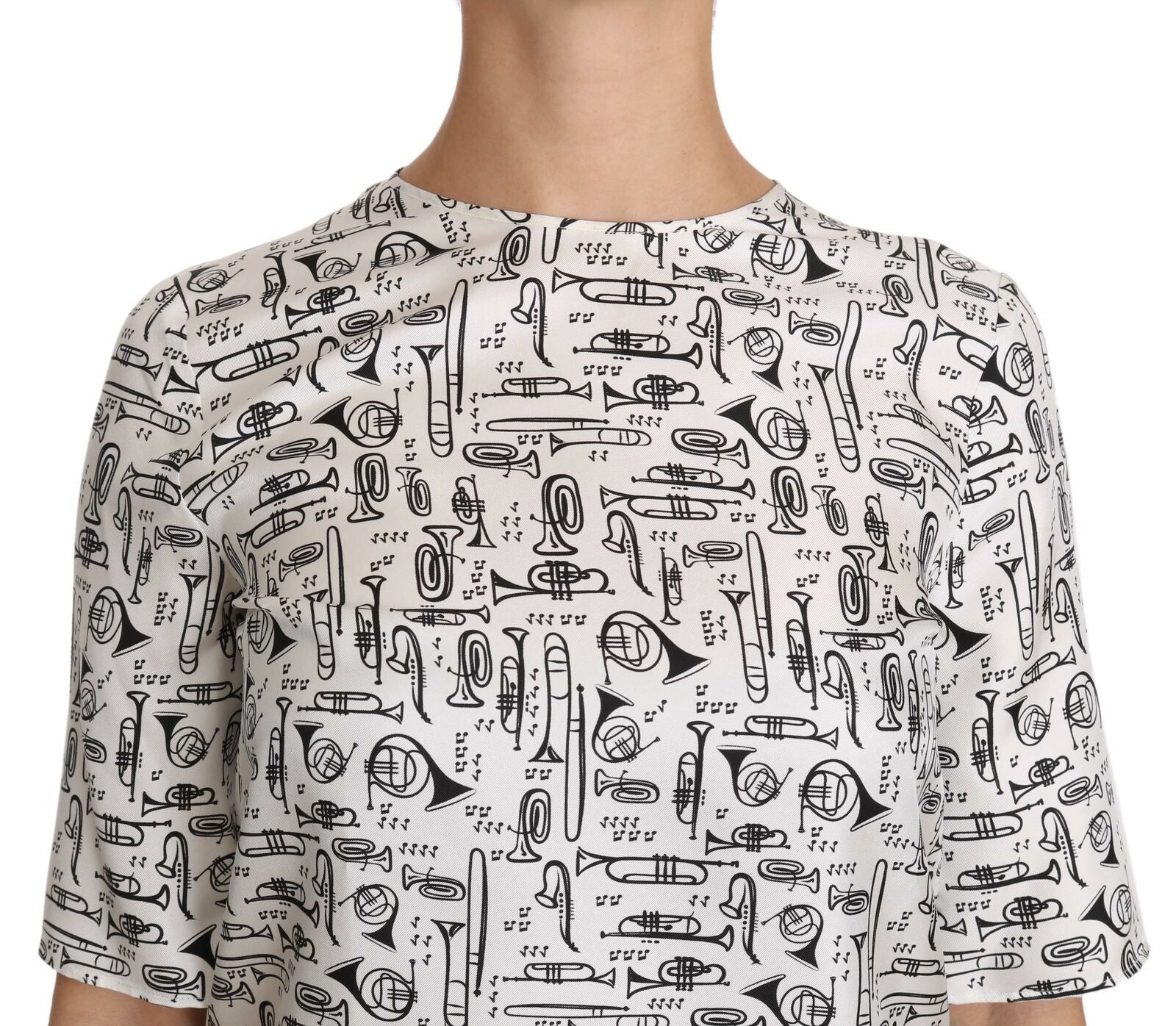 Chemise blanche Dolce & Gabbana avec motif d'instruments de musique, design élégant et moderne, tissu fluide et tendance.