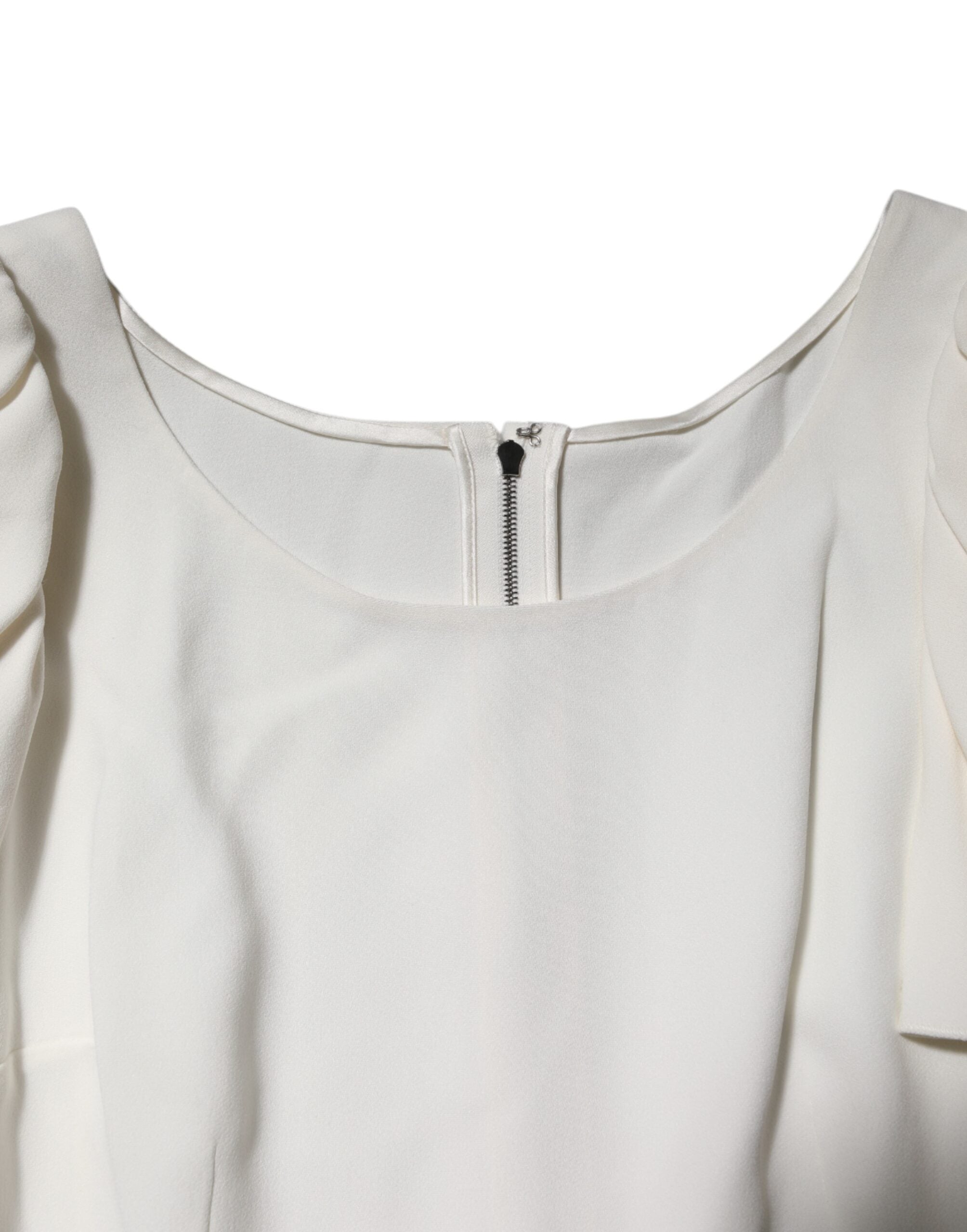 Blouse Dolce & Gabbana blanche à col rond et manches courtes, vue de face, tissu léger et élégant.