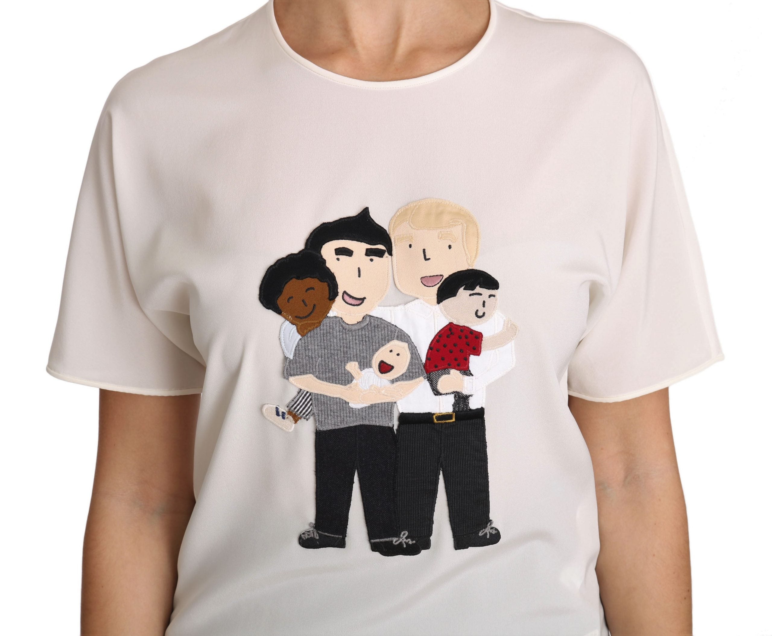 T-shirt blanc en soie stretch Dolce & Gabbana #dgfamily avec logo, porté, vue de face, mode élégante et confortable.