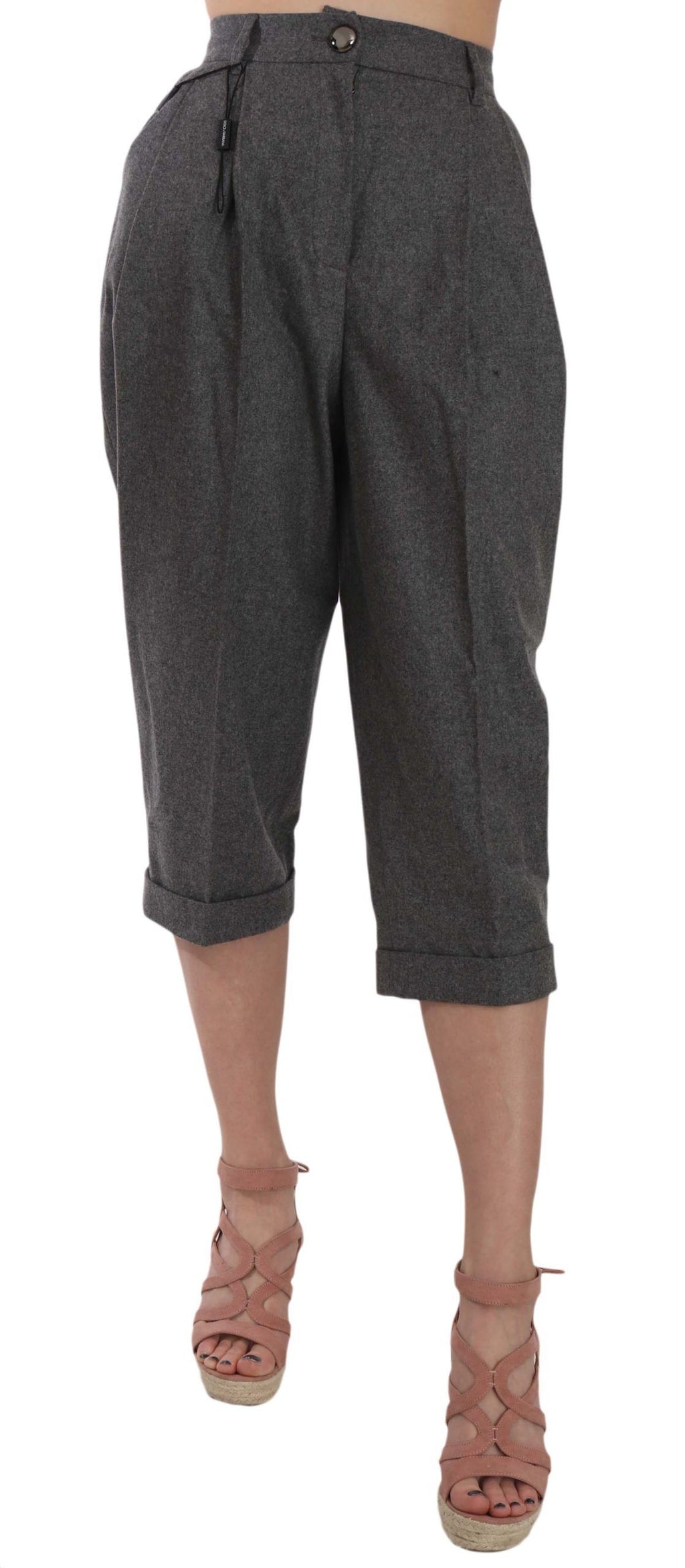 Pantalon cropped en laine Dolce & Gabbana à plis, style élégant et moderne, porté avec une coupe ajustée.