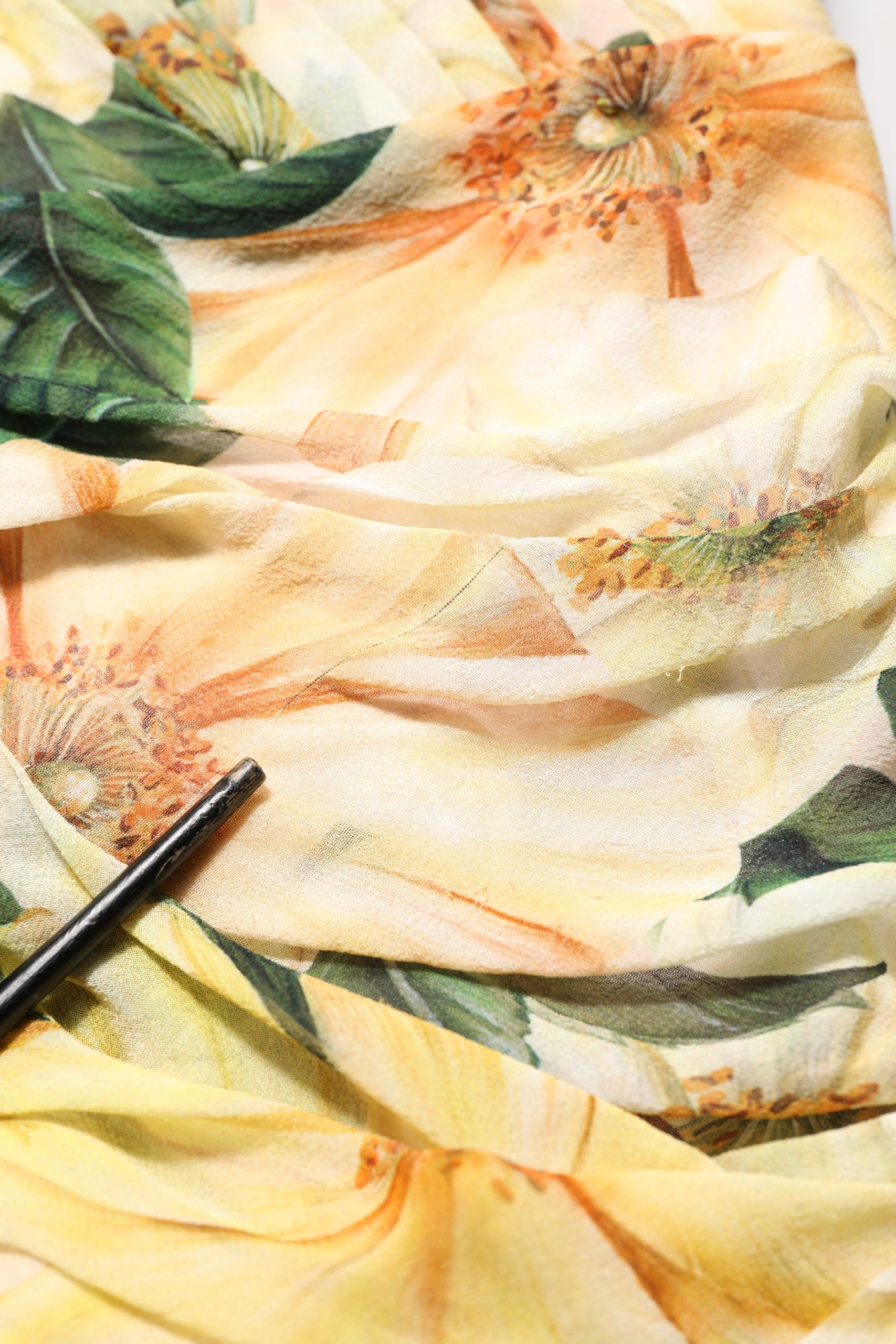 Robe longue en soie jaune à imprimé floral, plissée, de marque Dolce & Gabbana, avec un style élégant et sophistiqué.