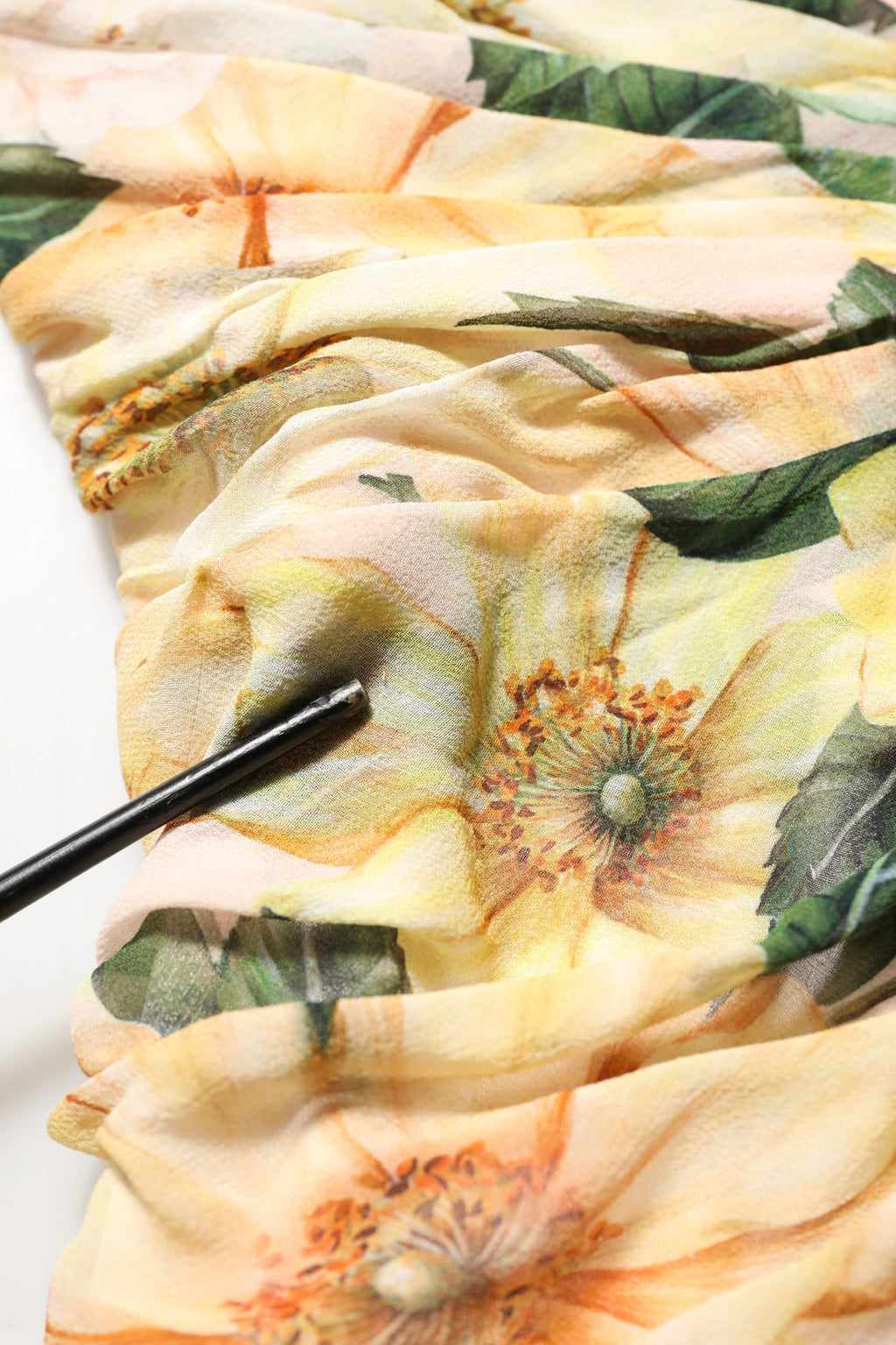 Robe longue en soie à plis avec imprimé floral jaune de Dolce & Gabbana, élégante et fluide, pour un style sophistiqué.