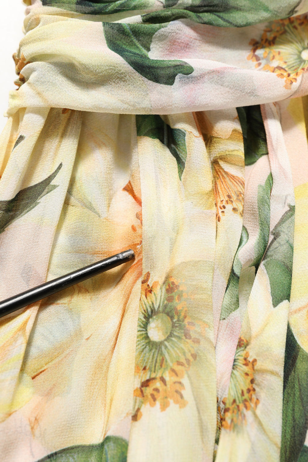 Robe longue en soie jaune à imprimé floral Dolce & Gabbana avec plis, élégante et fluide, pour une tenue sophistiquée.