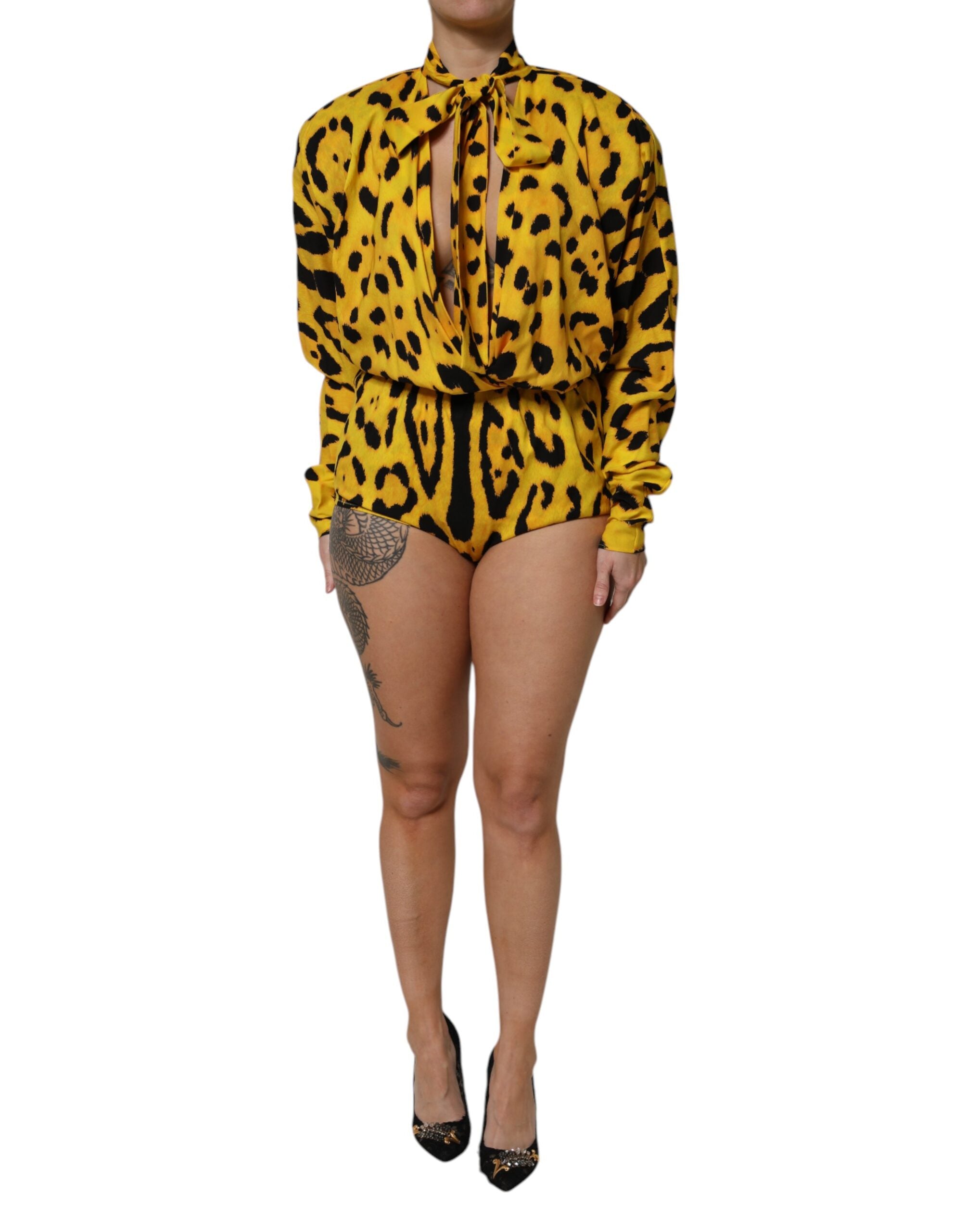 Combinaison longue Dolce & Gabbana à manches longues avec motif léopard jaune, ajustée à la silhouette.