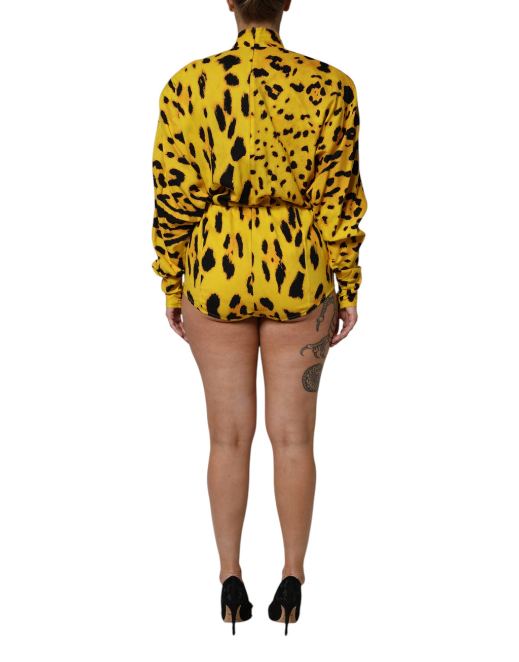 Combinaison longue à manches longues Dolce & Gabbana à motif léopard jaune, style élégant et tendance.