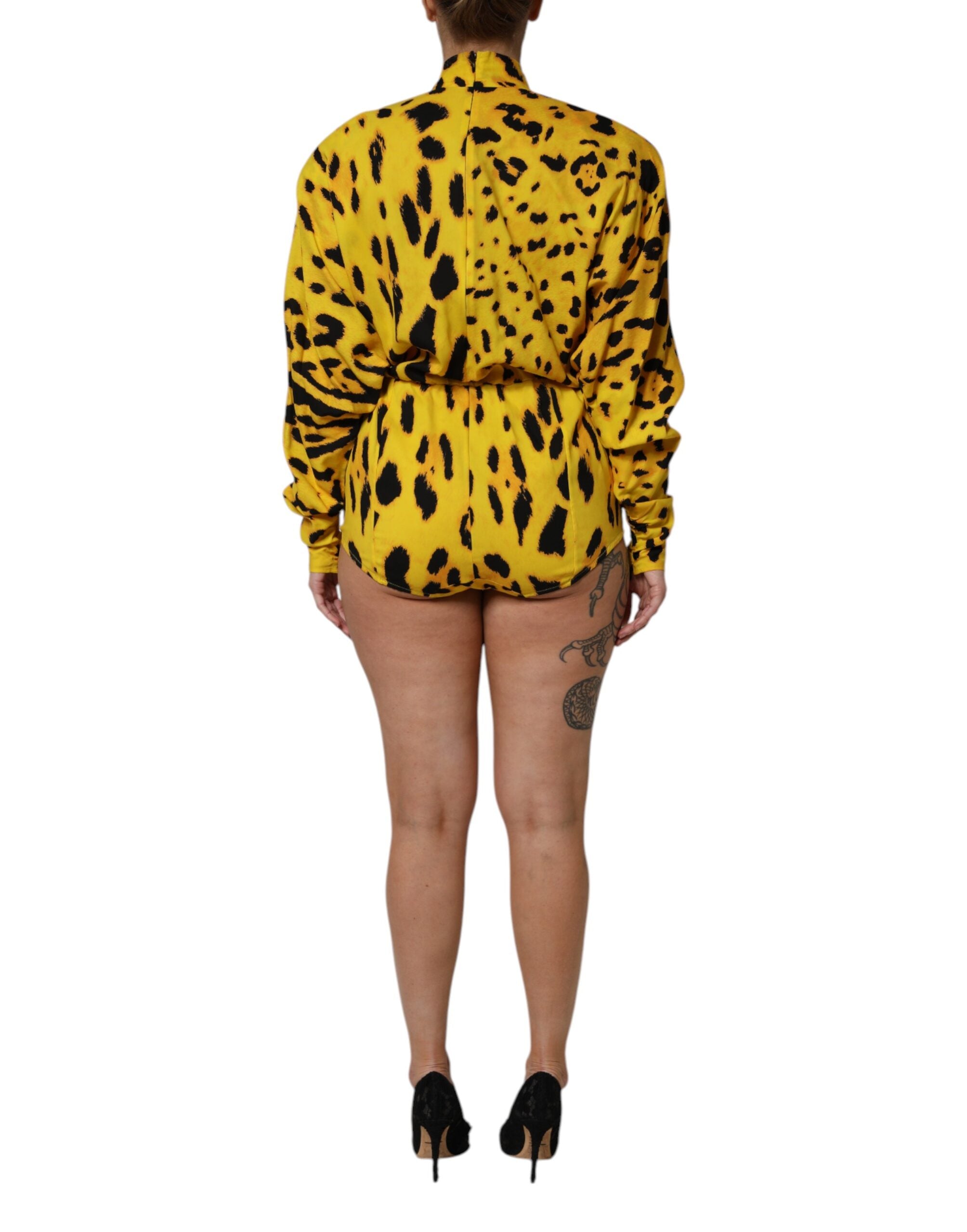 Combinaison longue à manches longues Dolce & Gabbana à motif léopard jaune, style élégant et tendance.