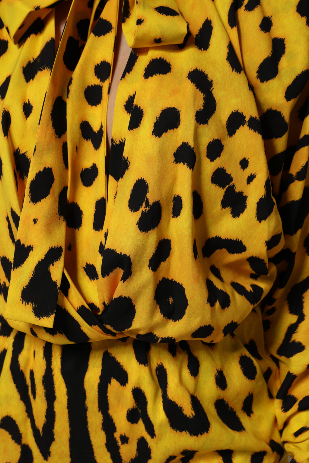 Combinaison Dolce & Gabbana à manches longues avec motif léopard jaune, style élégant et tendance pour femme.