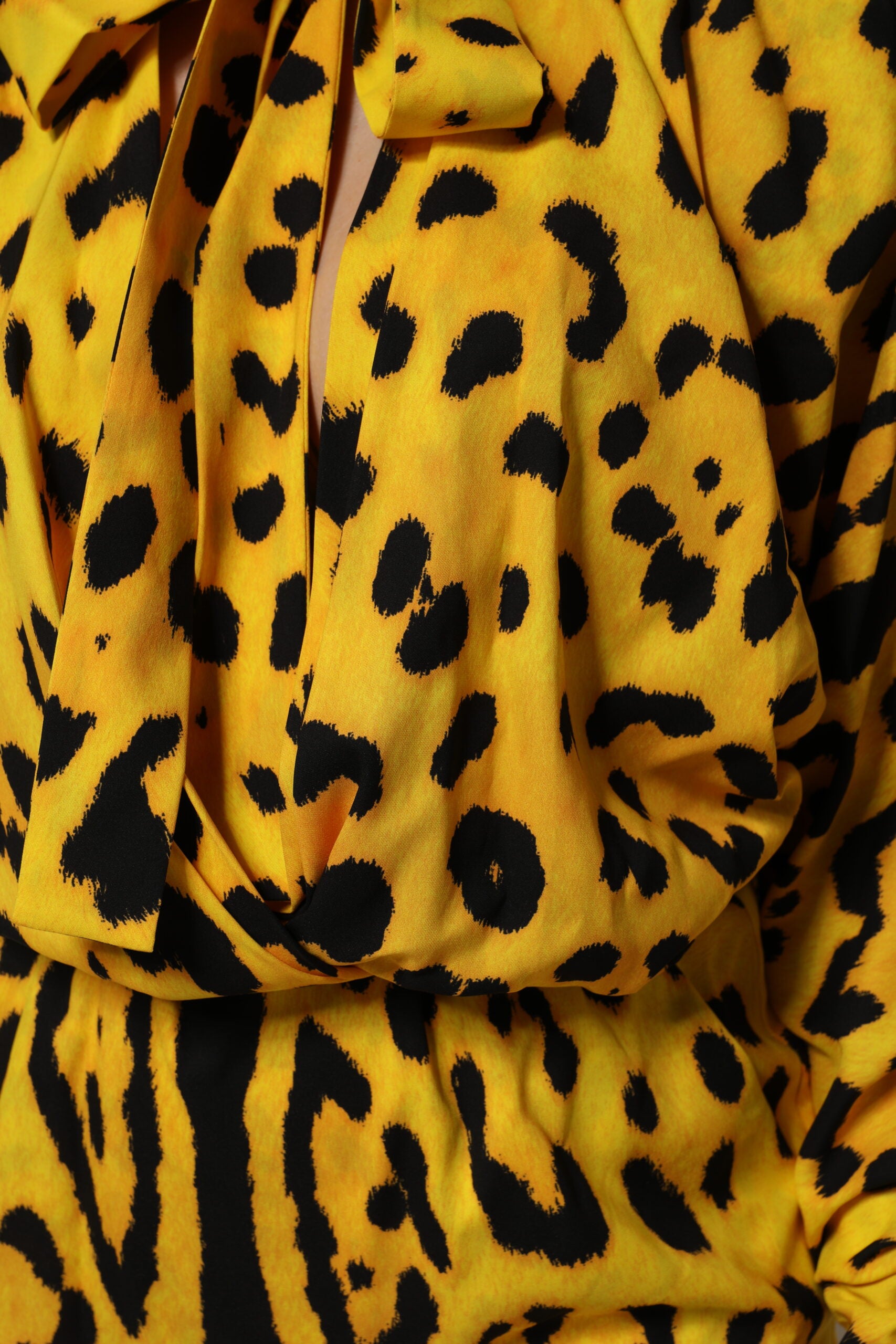 Combinaison Dolce & Gabbana à manches longues avec motif léopard jaune, style élégant et tendance pour femme.