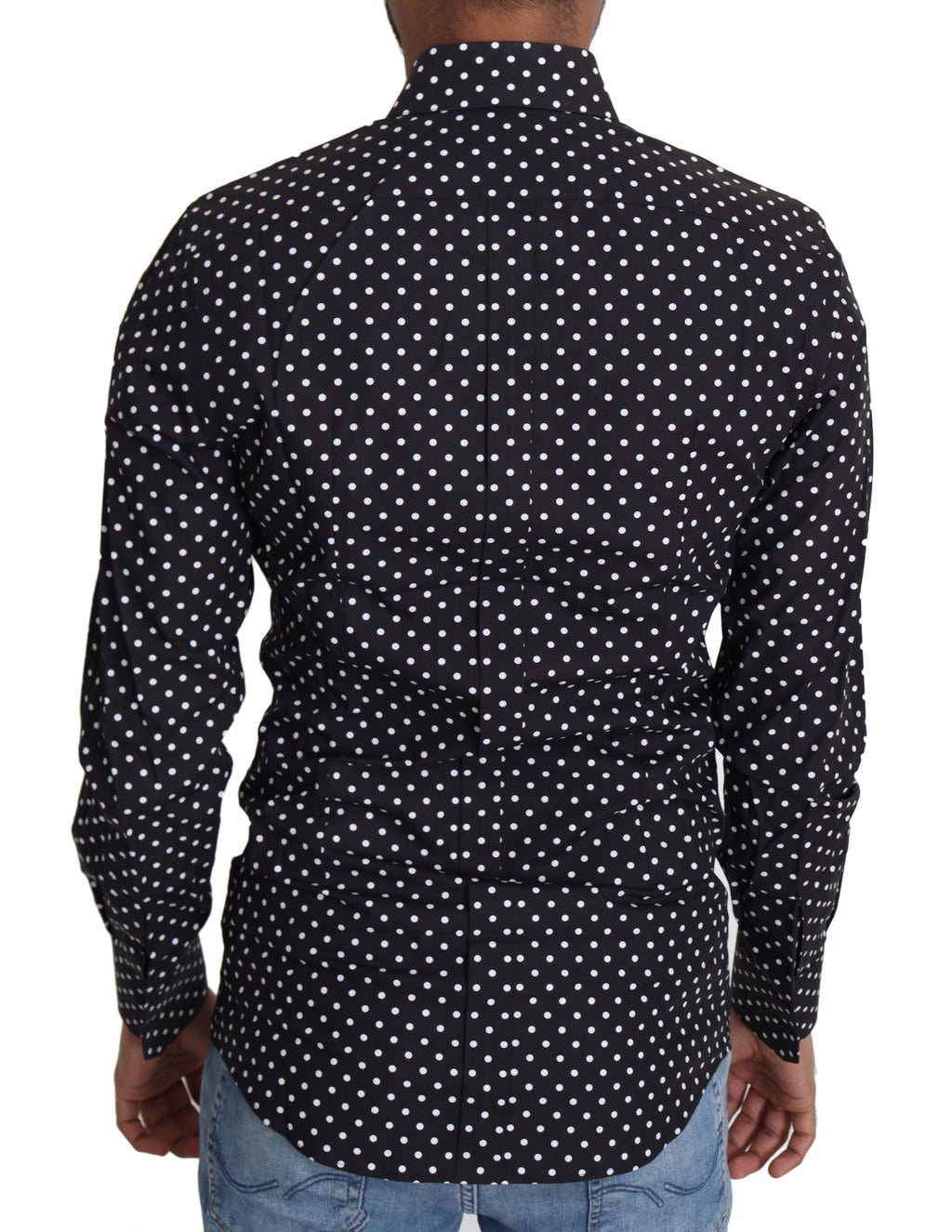 Chemise décontractée à pois noirs et blancs de Dolce & Gabbana, style élégant et casual, visible sur le mannequin.