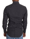 Chemise décontractée à pois noirs et blancs de Dolce & Gabbana, style élégant et casual, visible sur le mannequin.