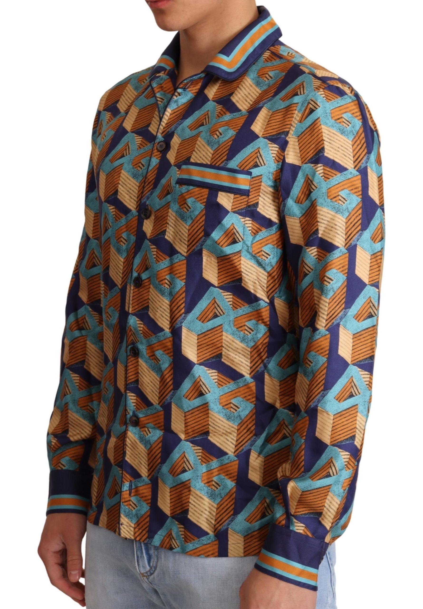 Homme portant une chemise en soie Dolce & Gabbana avec logo multicolore DG, style élégant et moderne.