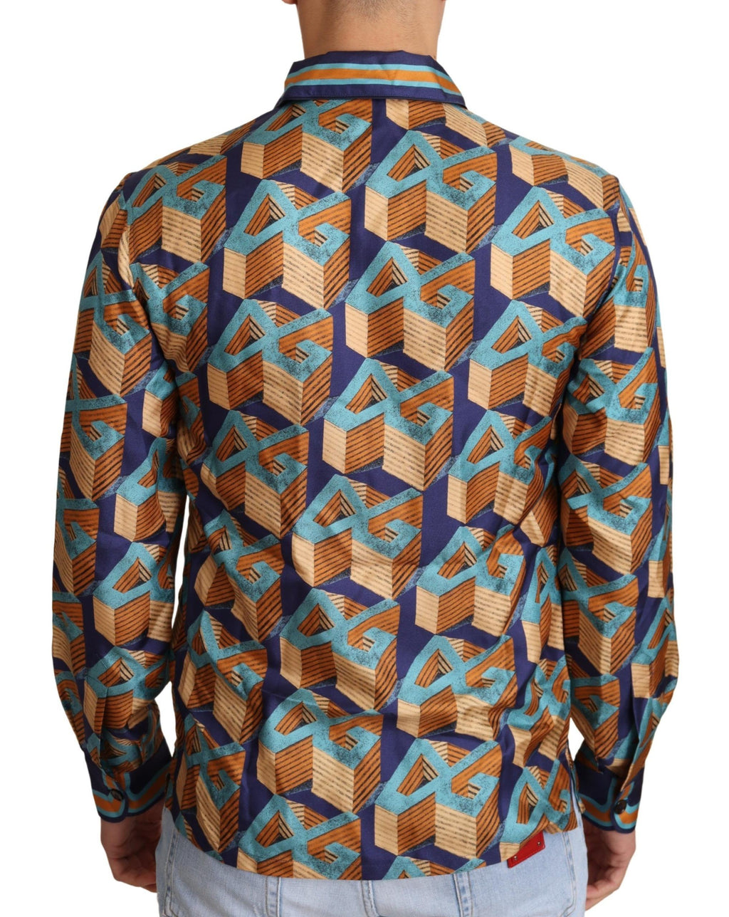 Homme portant une chemise en soie multicolore Dolce & Gabbana avec logo DG, style élégant et moderne.