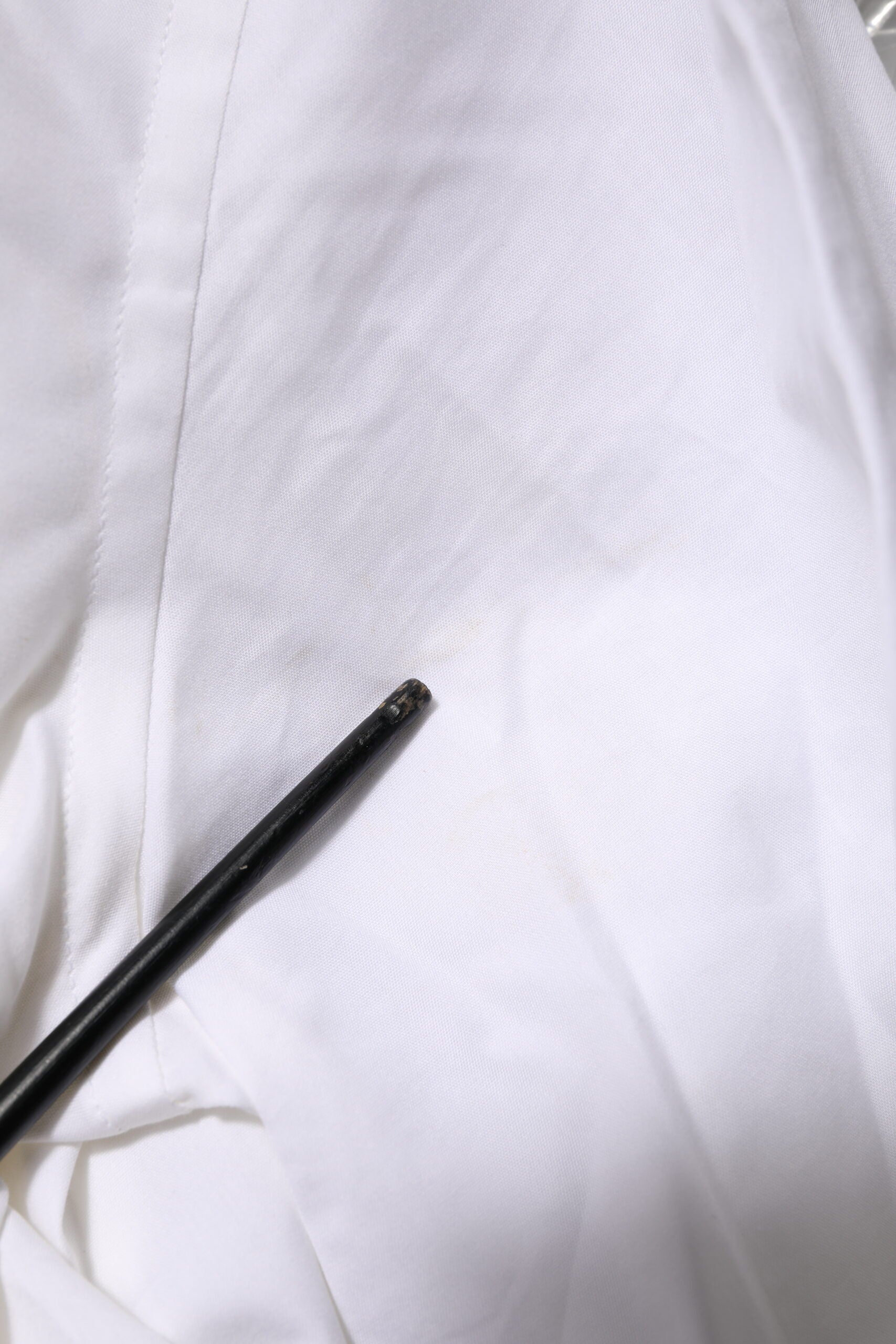Chemise blanche en coton Dolce & Gabbana avec manches longues et détails dorés, élégante et sophistiquée.