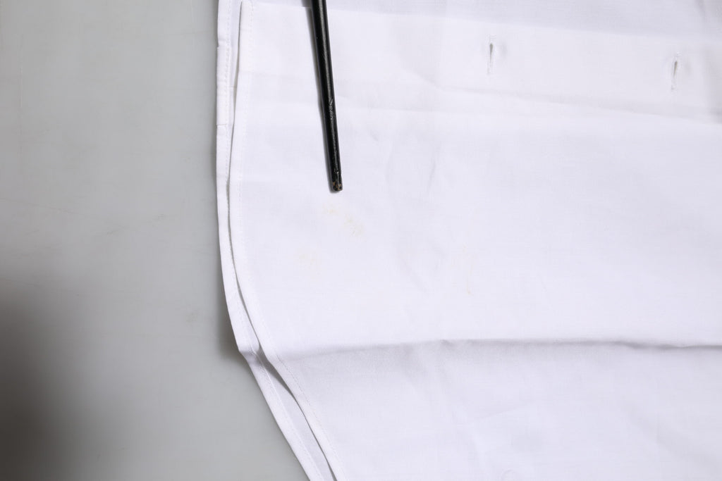 Chemise blanche en coton Dolce & Gabbana à manches longues avec détails dorés, élégante et sophistiquée.