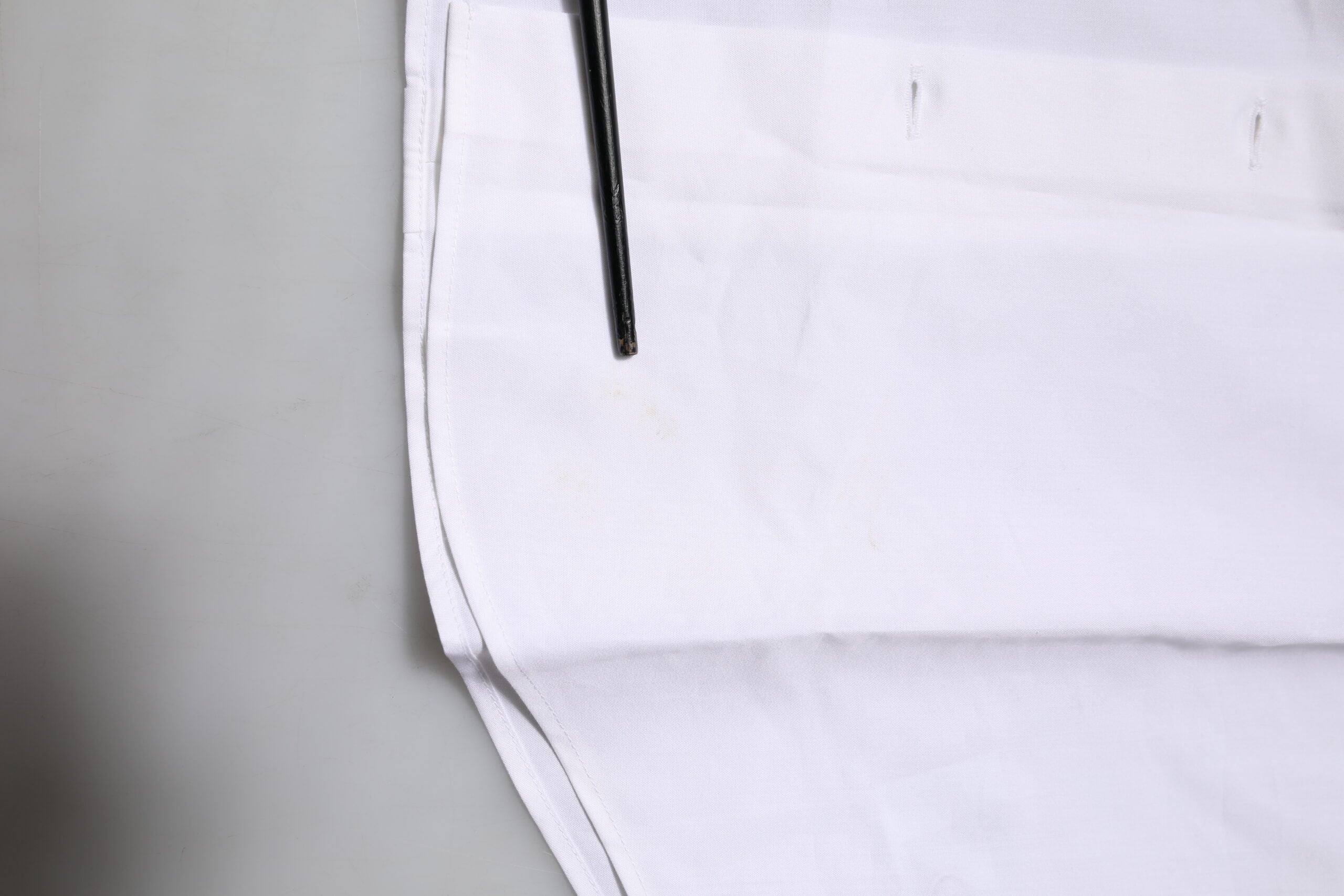Chemise blanche en coton Dolce & Gabbana à manches longues avec détails dorés, élégante et sophistiquée.