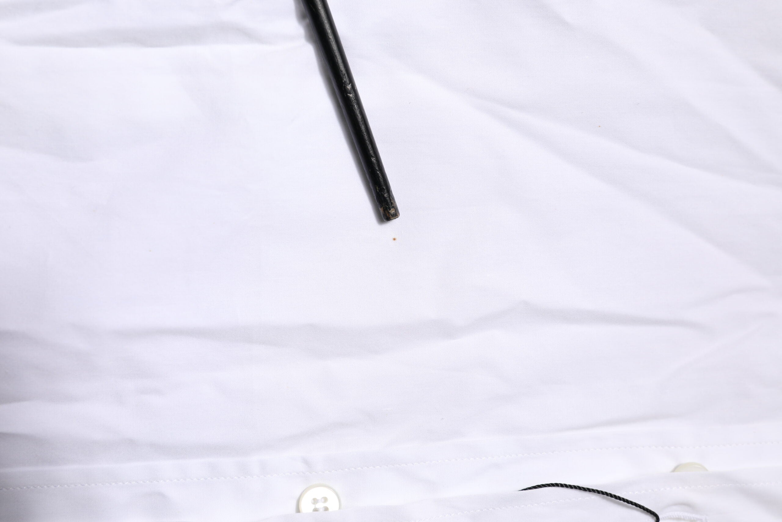 Chemise blanche en coton à manches longues Dolce & Gabbana, vêtement formel élégant avec détails en or.