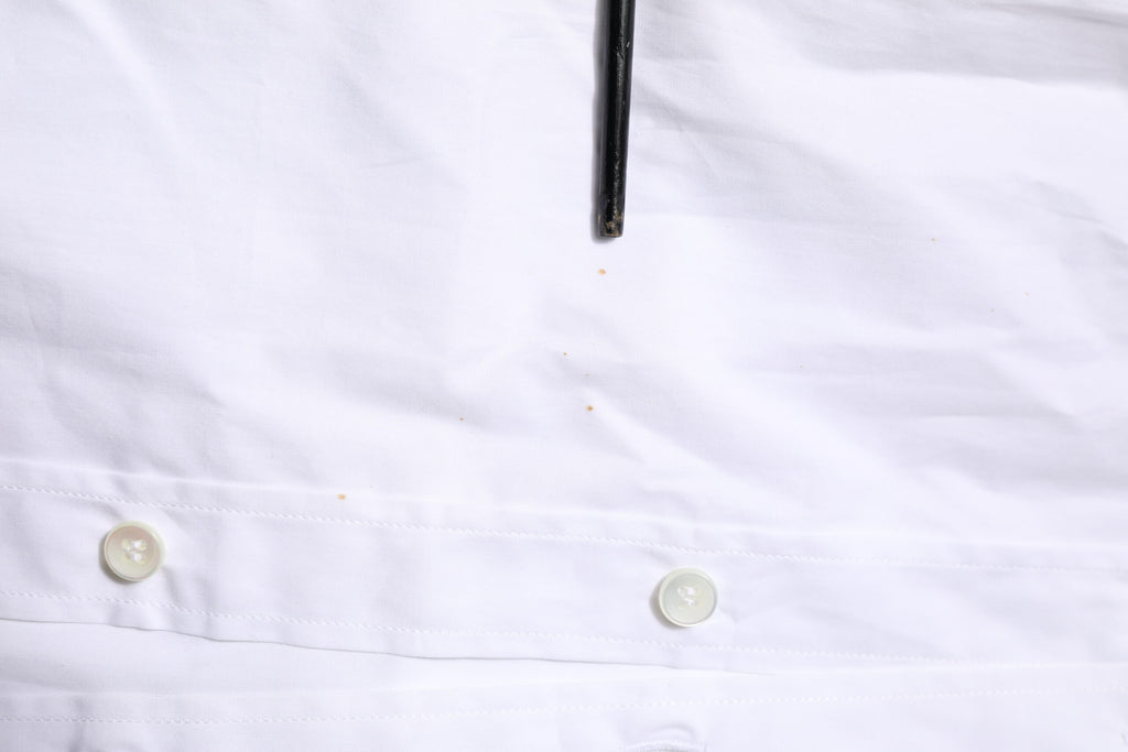 Chemise formelle Dolce & Gabbana blanche en coton à manches longues avec détails dorés, élégante et sophistiquée.