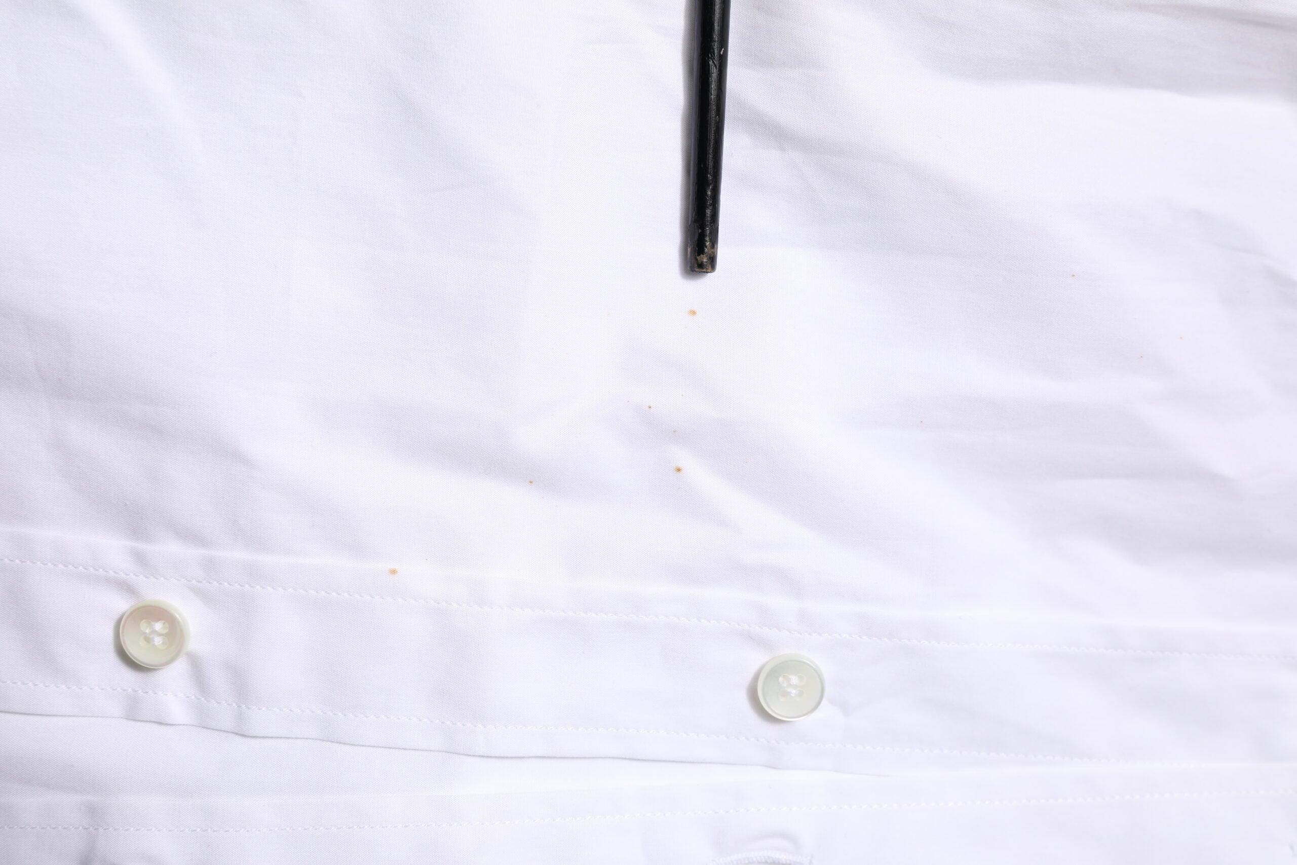 Chemise formelle Dolce & Gabbana blanche en coton à manches longues avec détails dorés, élégante et sophistiquée.