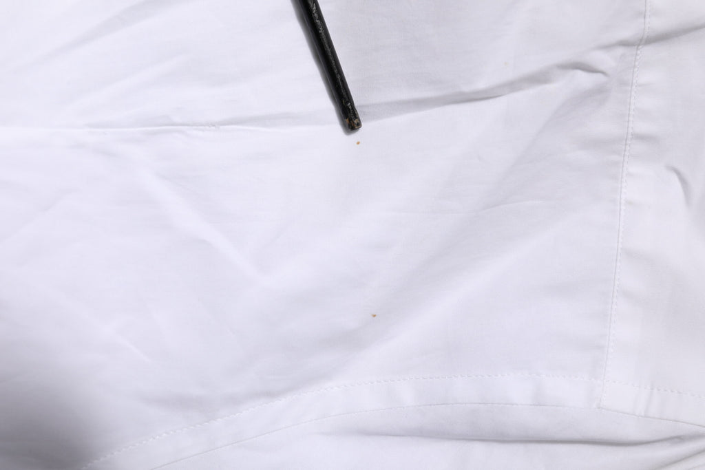 Chemise formelle blanche en coton Dolce & Gabbana avec manches longues et détails dorés, vue de face.