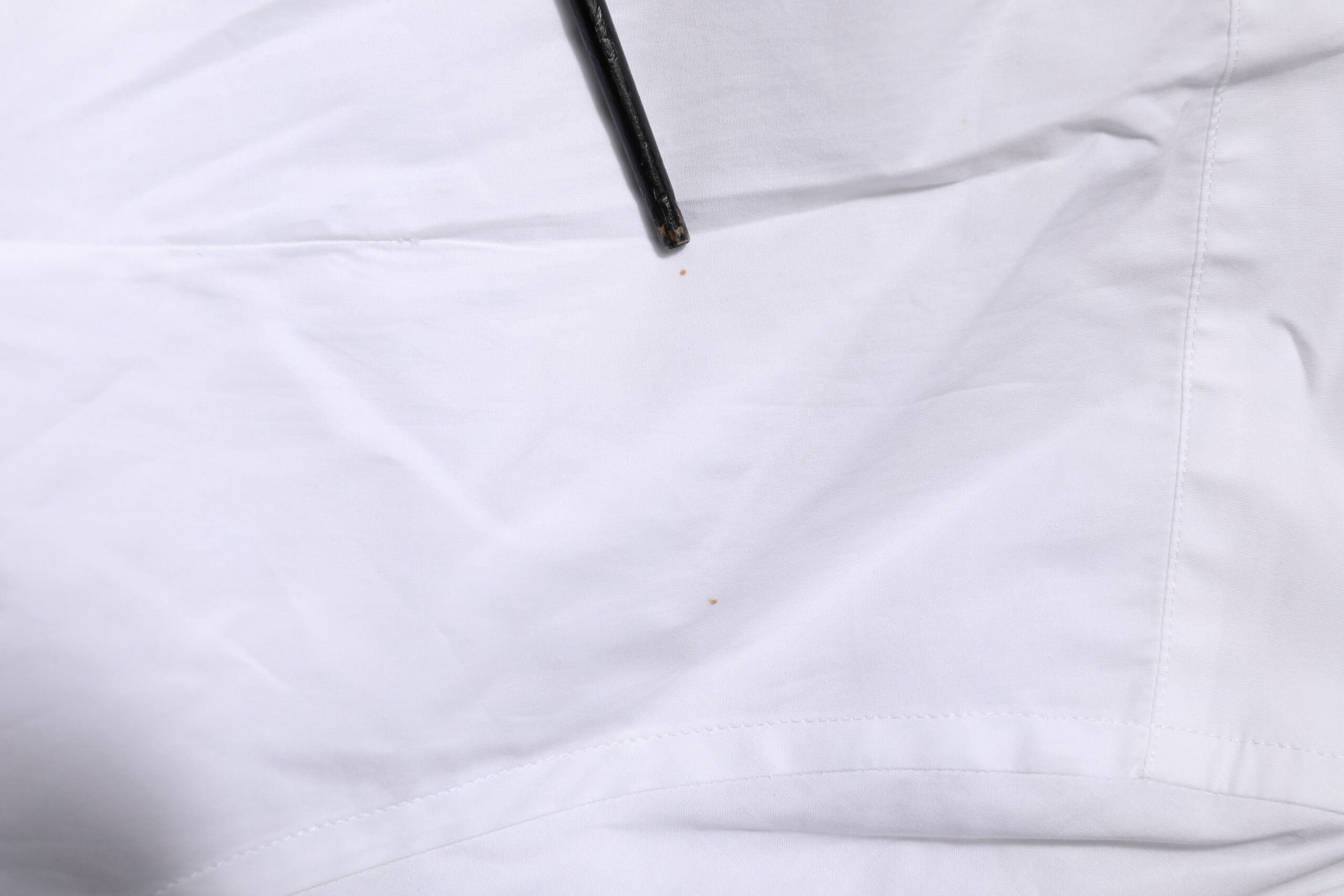 Chemise formelle blanche en coton Dolce & Gabbana avec manches longues et détails dorés, vue de face.
