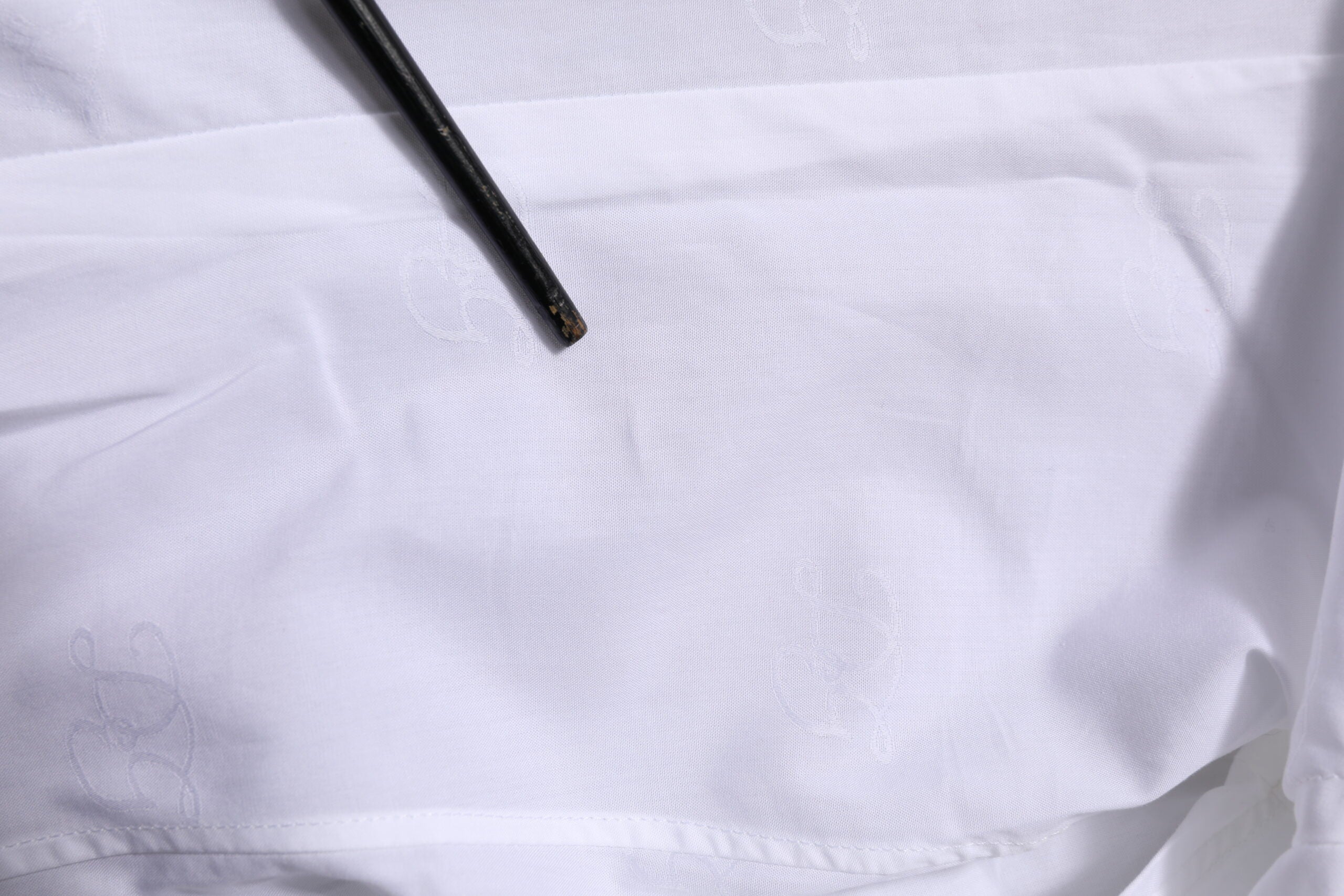Chemise formelle Dolce & Gabbana blanche en coton avec manches longues et détails dorés, vue de face.