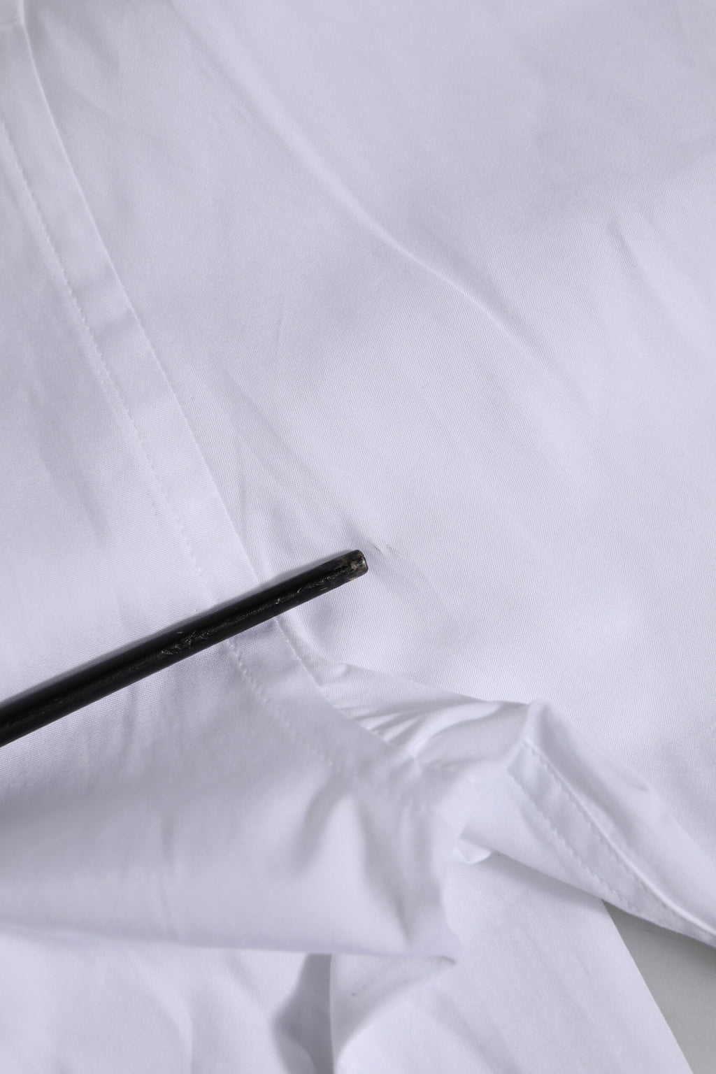 Chemise homme Dolce & Gabbana en coton blanc à manches courtes, style formel, visible avec col et boutons.