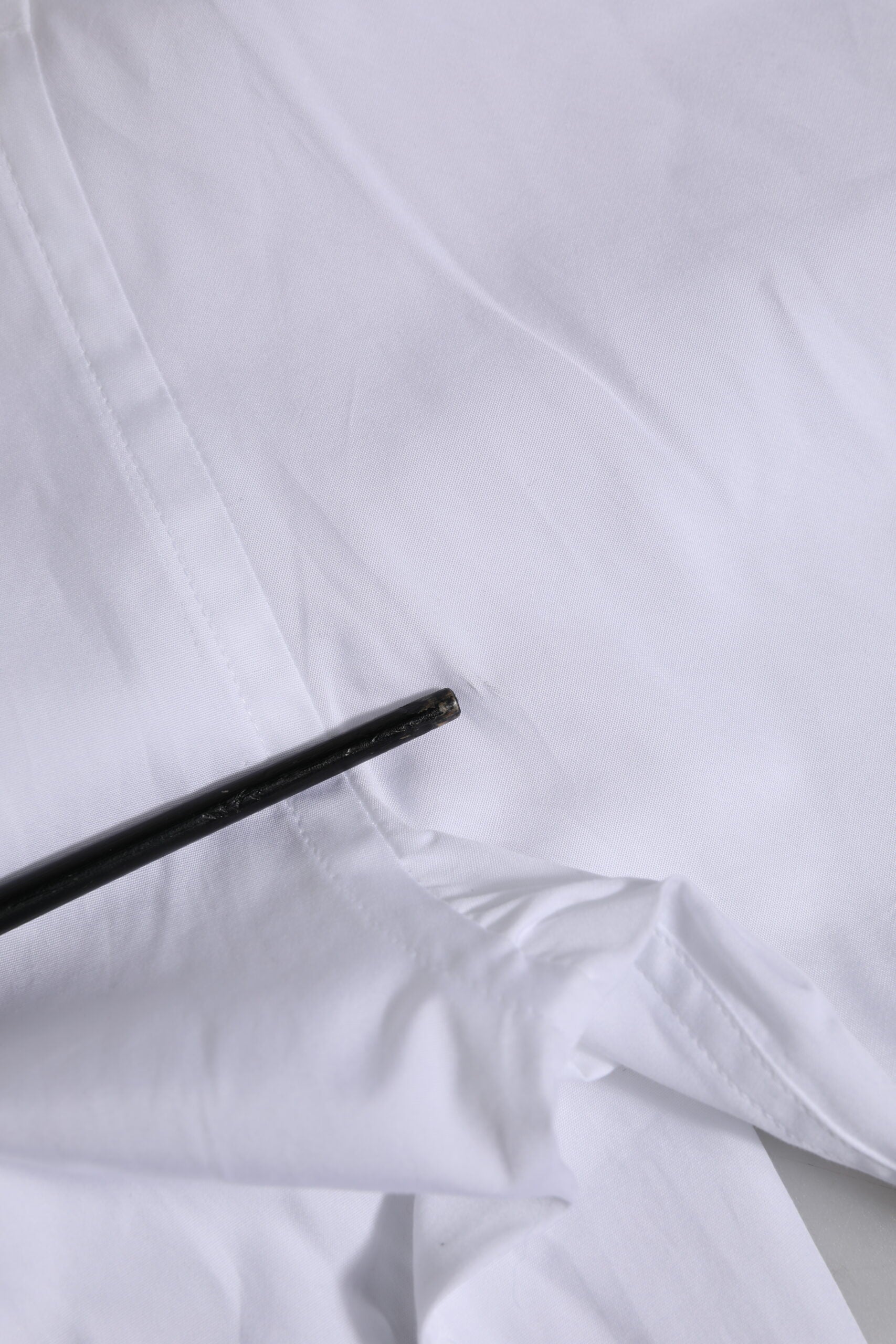 Chemise homme Dolce & Gabbana en coton blanc à manches courtes, style formel, visible avec col et boutons.