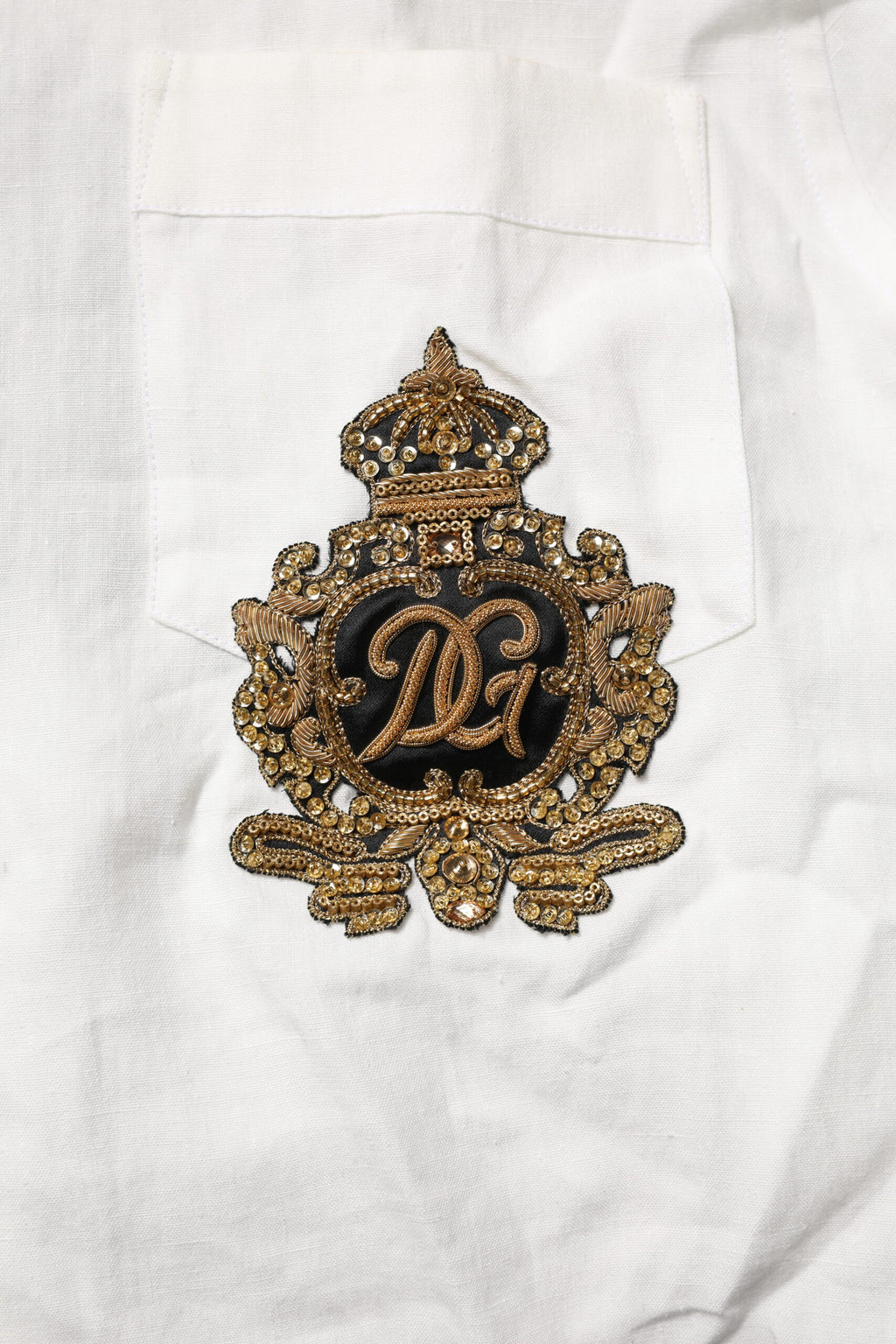 Chemise formelle blanche Dolce & Gabbana DG Crown avec embellissements, vue de face.
