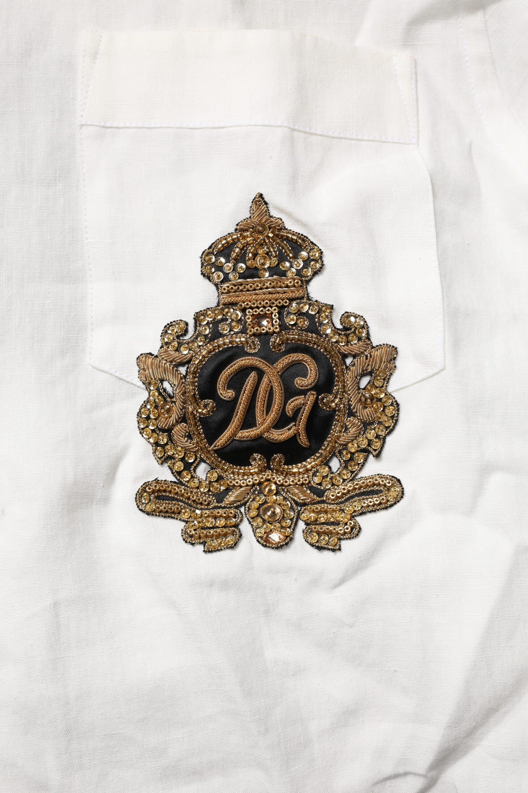 Chemise formelle blanche Dolce & Gabbana DG Crown avec embellissements, vue de face.