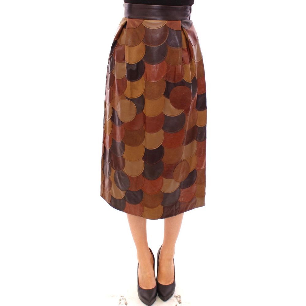 Jupe midi en cuir d'agneau marron de Dolce & Gabbana, élégante et texturée, portée dans une tenue sophistiquée.
