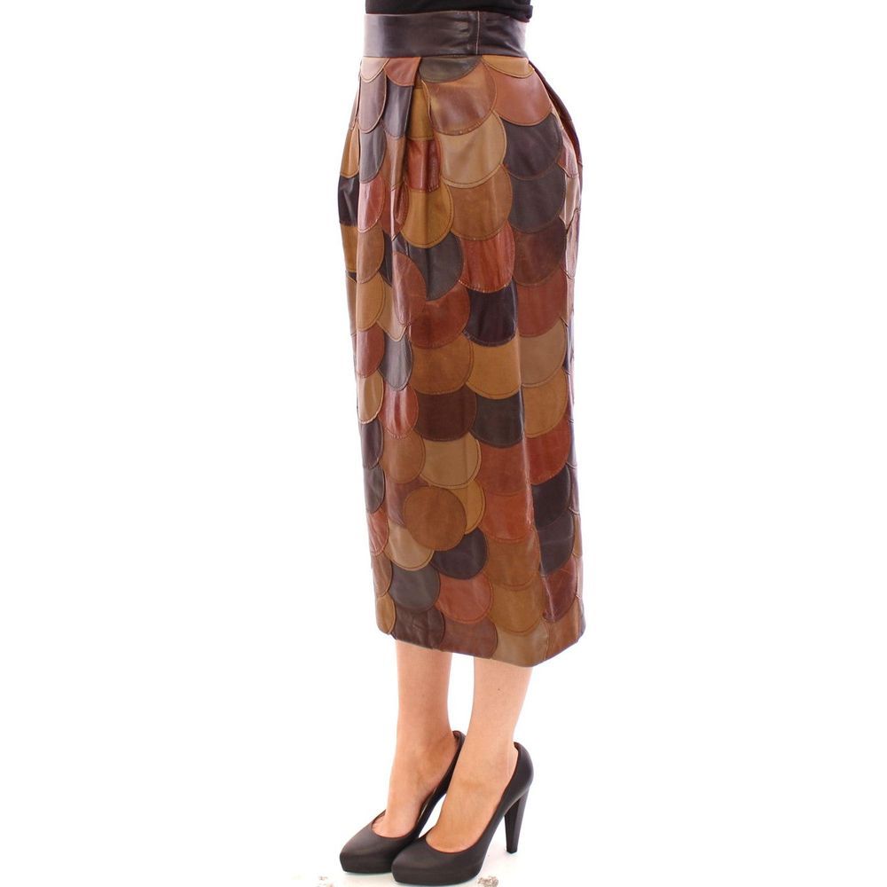 Jupe midi en cuir de mouton marron de Dolce & Gabbana, coupe élégante et sophistiquée, visible avec détails du tissu et finition.