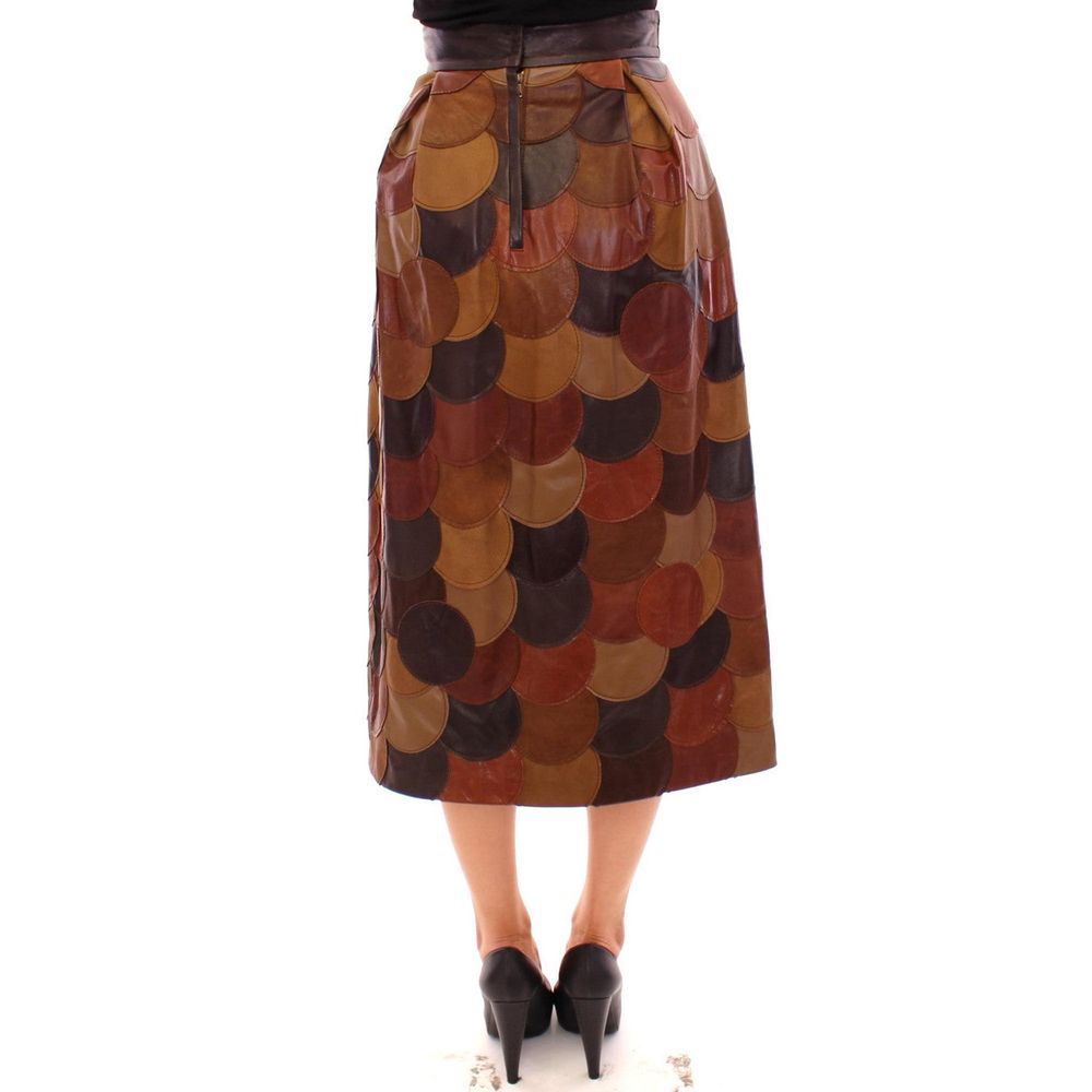 Jupe midi en cuir d'agneau marron de Dolce & Gabbana, élégante et sophistiquée, portée avec un style moderne.