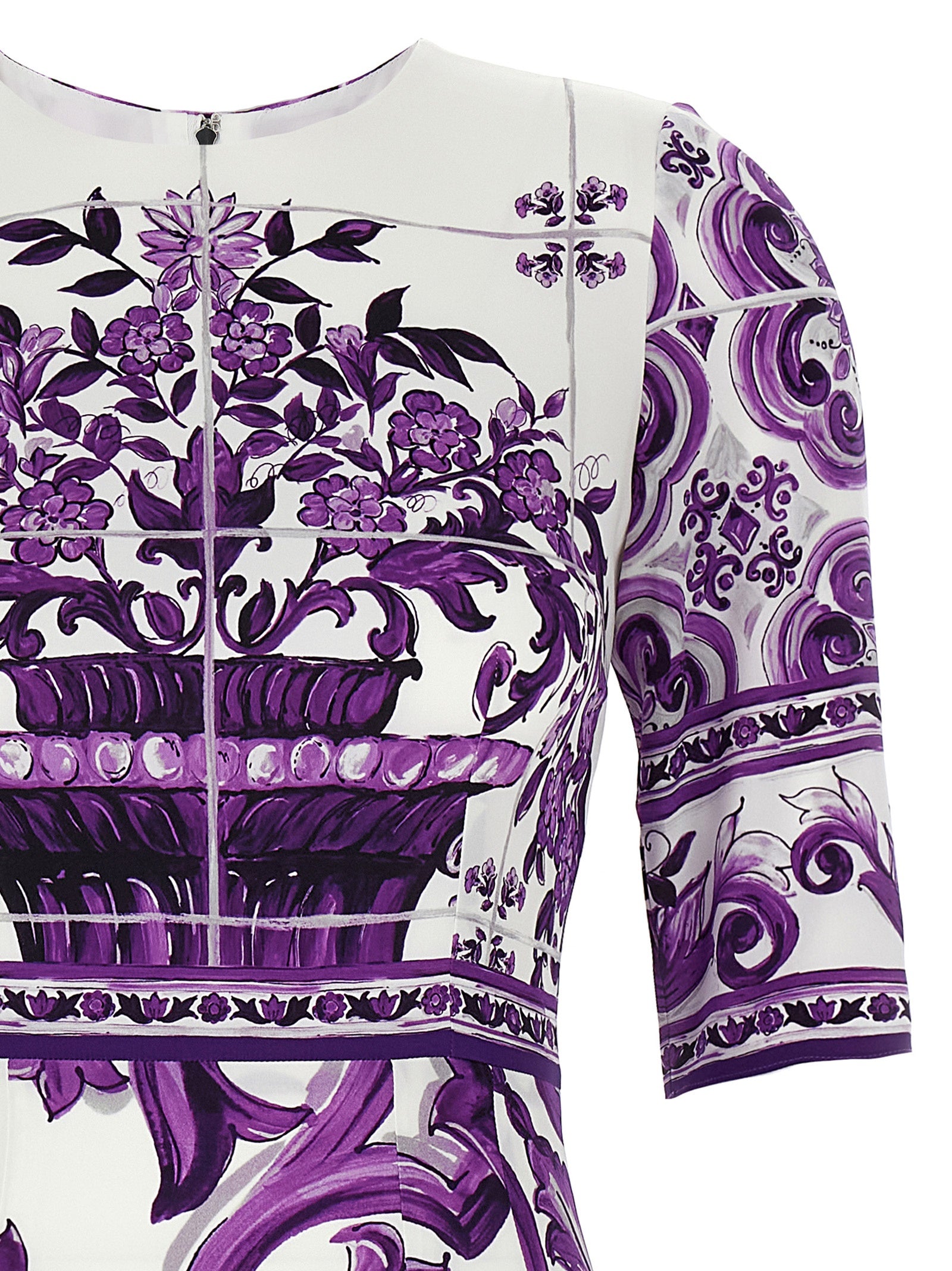 Robe midi en soie violette de Dolce & Gabbana, style élégant avec coupe fluide et détails sophistiqués.