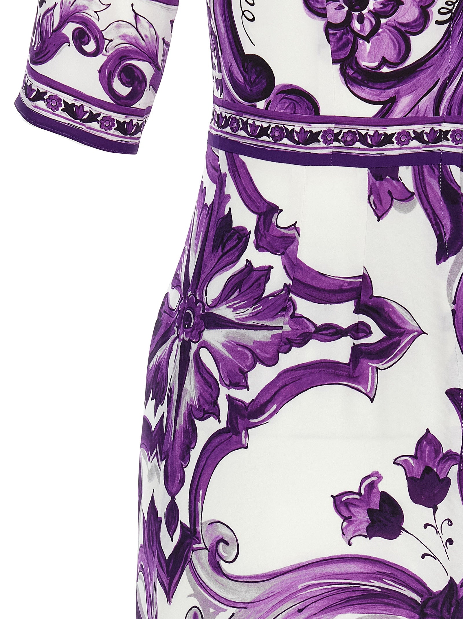 Robe midi en soie violet de Dolce & Gabbana, élégante et fluide, avec détails sophistiqués et coupe flatteuse.