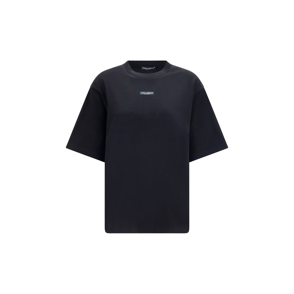T-shirt en coton noir Dolce & Gabbana avec logo blanc, porté sur mannequin, détails du col et manches visibles.