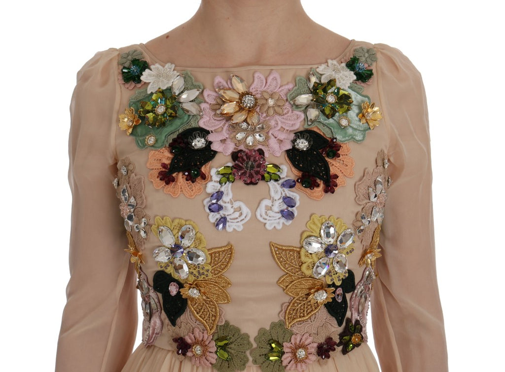 Robe longue en soie rose avec motifs floraux et cristaux, de la marque Dolce & Gabbana, vue de face.