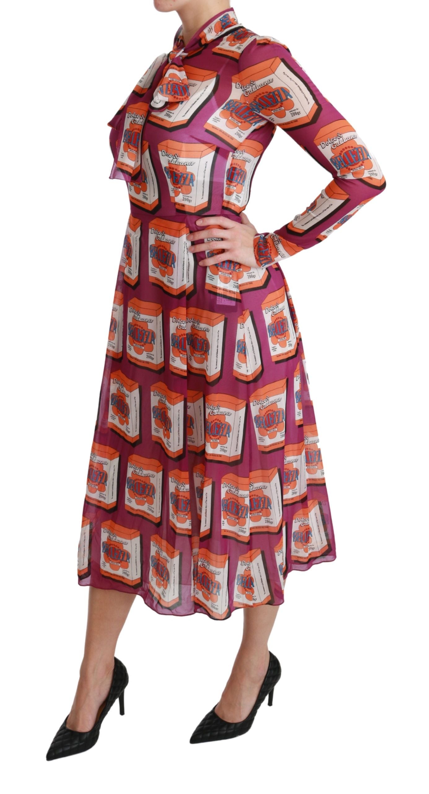 Robe longue en soie violette Dolce & Gabbana Bellezza à coupe évasée, élégante et sophistiquée, vue en gros plan.