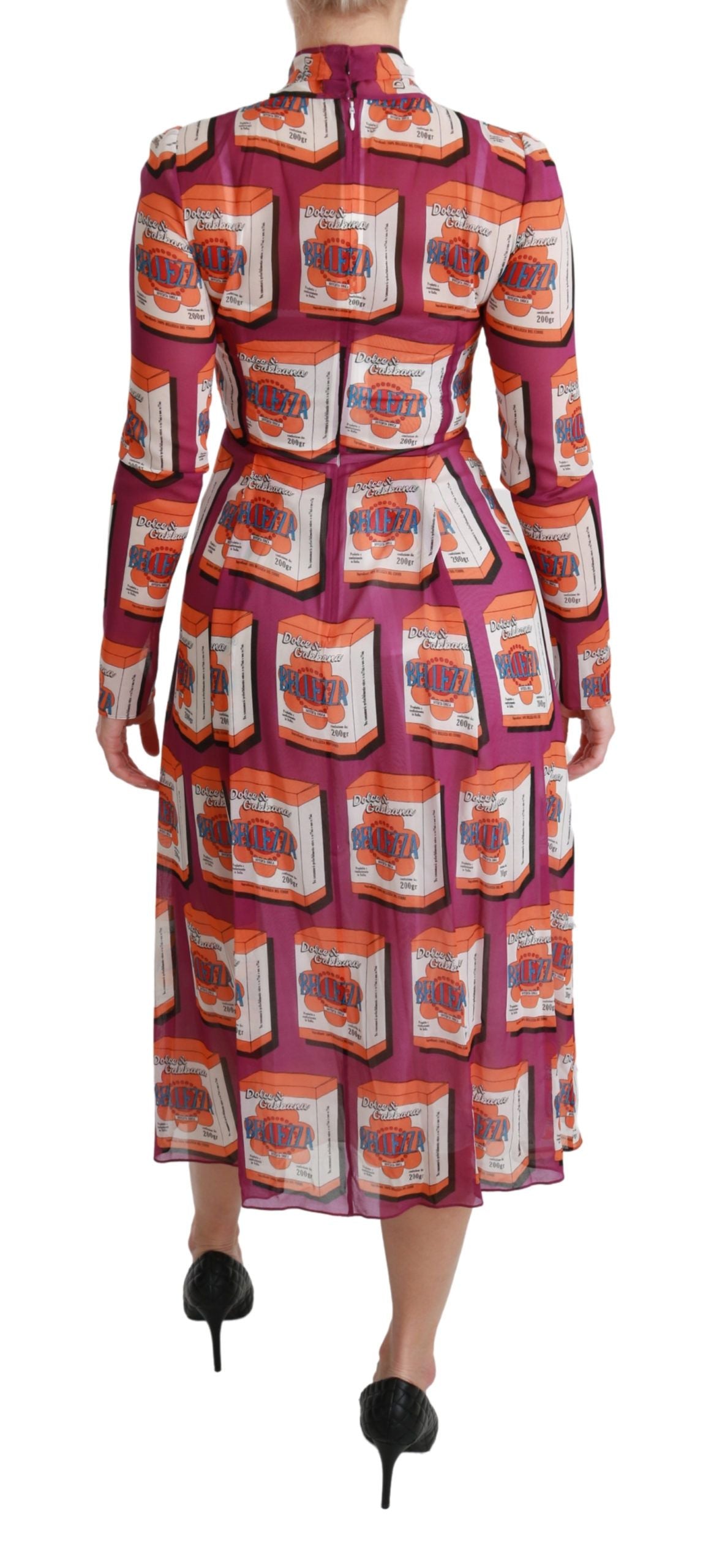 Robe longue en soie violette Dolce & Gabbana Bellezza à coupe évasée, détails élégants et tissu fluide.