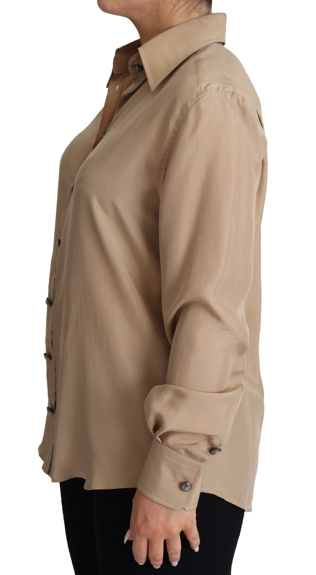 Chemise en soie beige Dolce & Gabbana avec boutons décoratifs, style élégant et féminin.