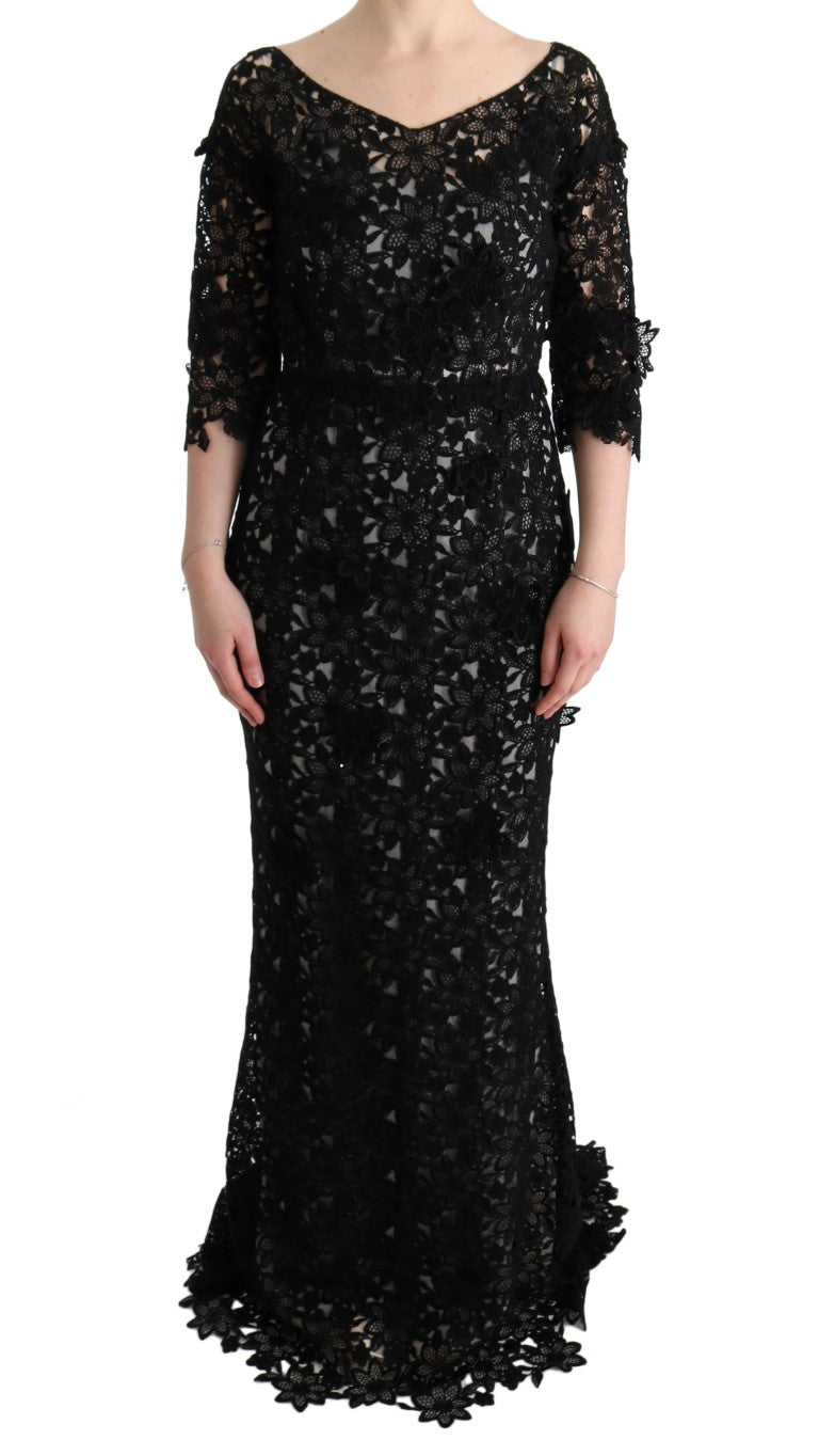Robe longue en coton et soie noire Dolce & Gabbana avec motif floral, élégante et fluide, portée dans une image de mode.