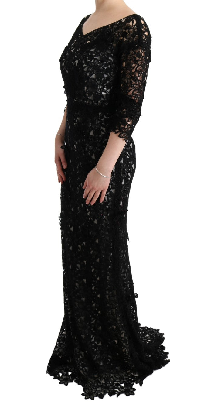 Robe longue noire en coton et soie Dolce & Gabbana avec motif floral, élégante et fluide, portée dans une ambiance sophistiquée.