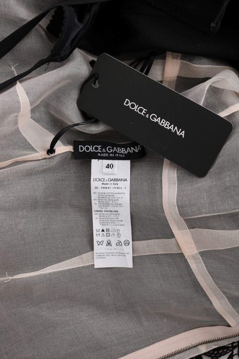 Robe longue Dolce & Gabbana en coton et soie noire avec motif floral, élégante et fluide, portée dans une ambiance sophistiquée.