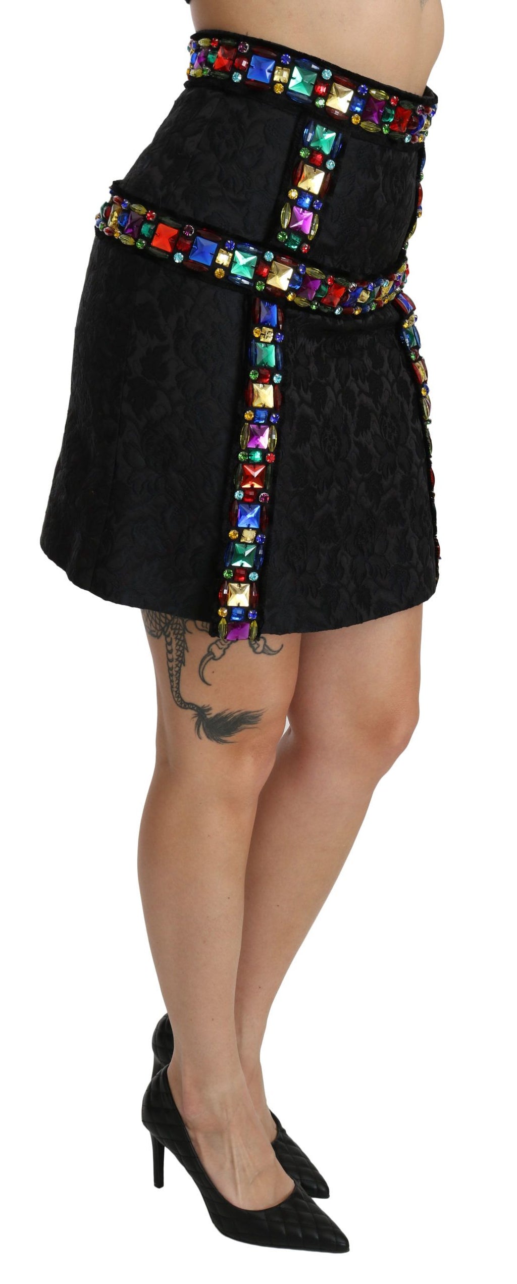 Jupe noire à taille haute Dolce & Gabbana ornée de cristaux brillants, élégante et sophistiquée, pour un look chic et glamour.