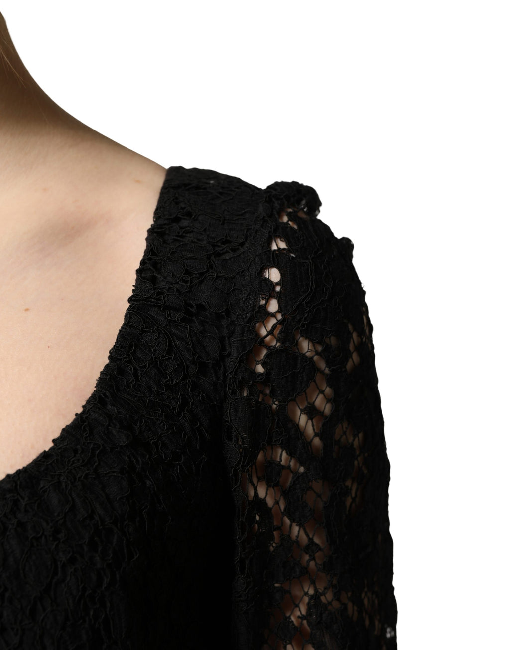 Robe longue noire en dentelle Dolce & Gabbana avec col carré et manches longues, élégance sophistiquée.