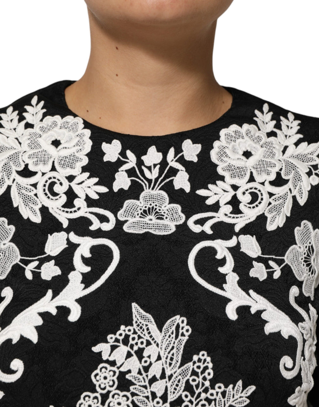 Robe noire Dolce & Gabbana en dentelle avec manches courtes et jupe en forme d'A, élégante et sophistiquée.